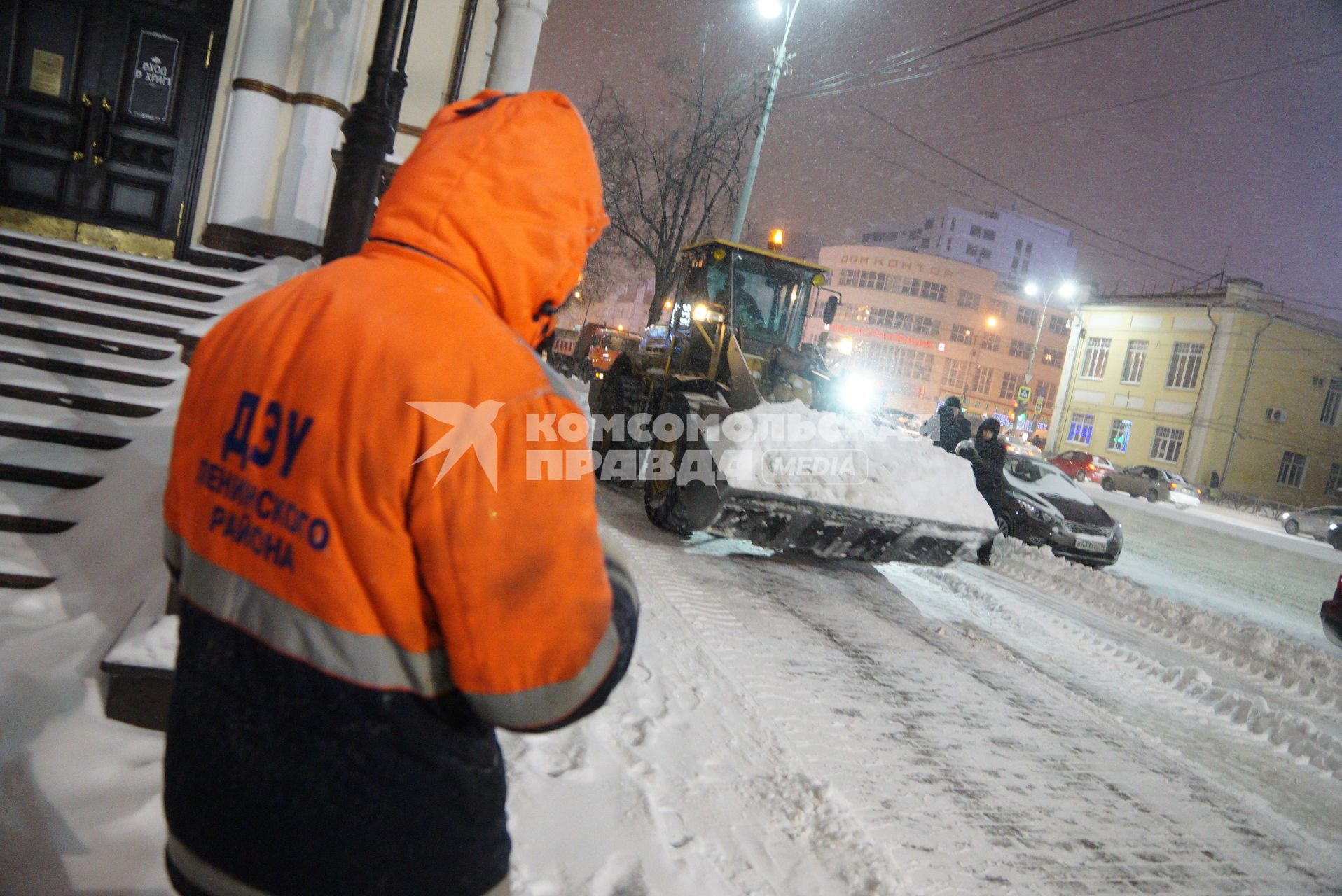Екатеринбург. Трактор убирает снег с тротуара.