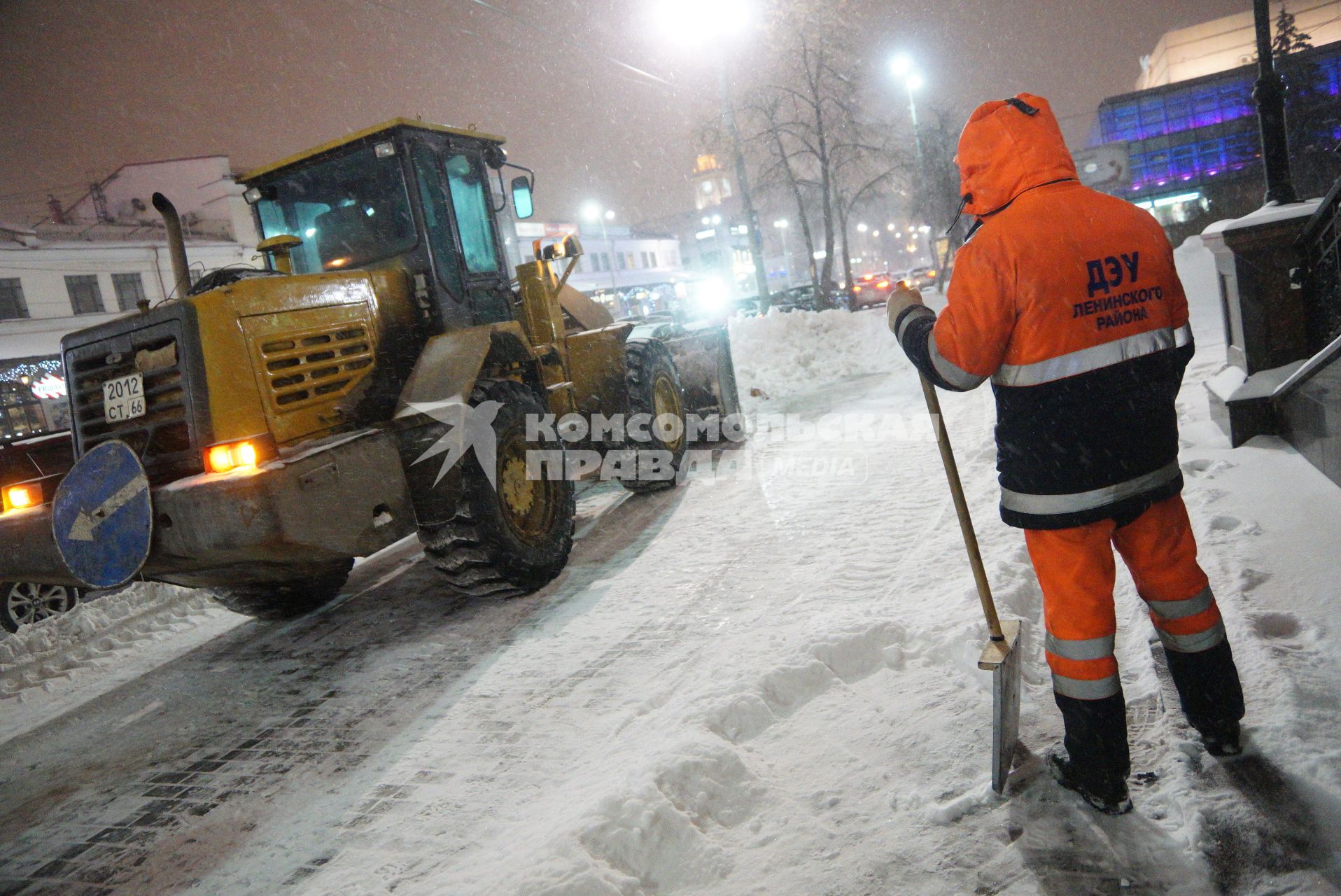 Екатеринбург. Трактор убирает снег с тротуара.