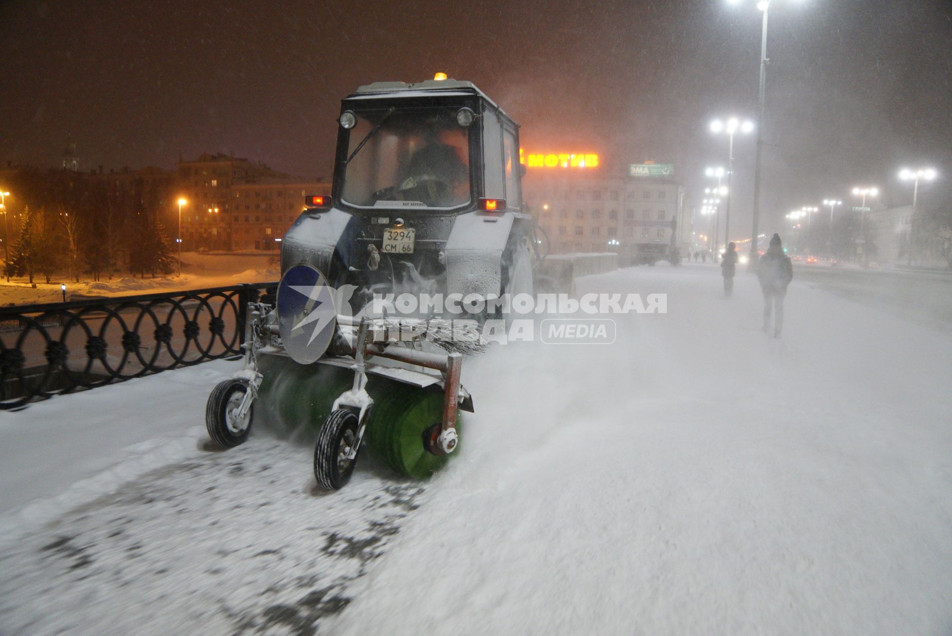 Екатеринбург. Трактор убирает снег с тротуара.