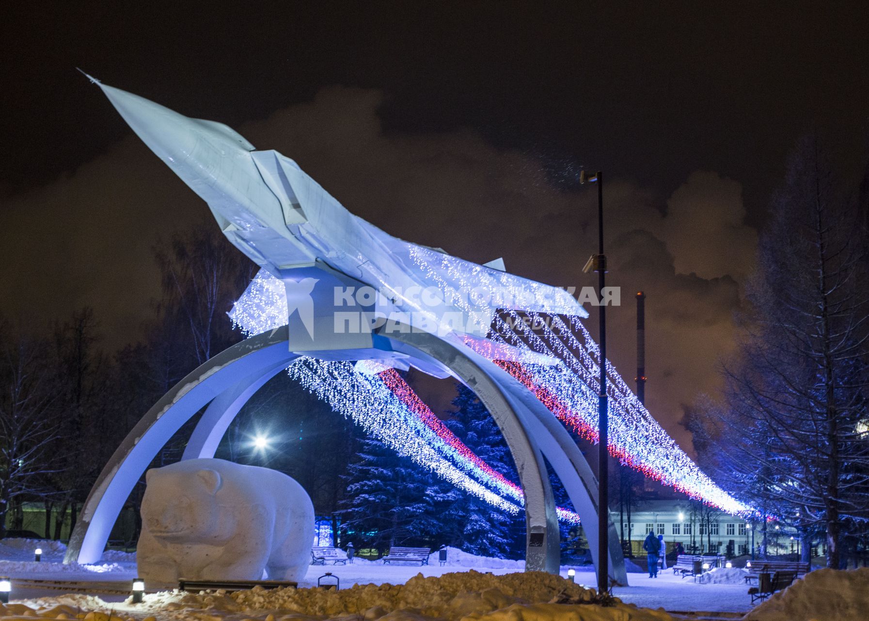 Пермь. Памятник самолету Миг-31 на аллее возле Пермского моторостроительного завода. Возле памятника - огромный снежный медведь, символ Пермского края.