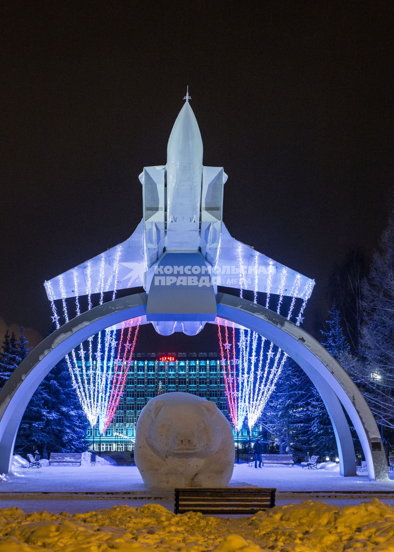 Пермь. Памятник самолету Миг-31 на аллее возле Пермского моторостроительного завода. Возле памятника - огромный снежный медведь, символ Пермского края.