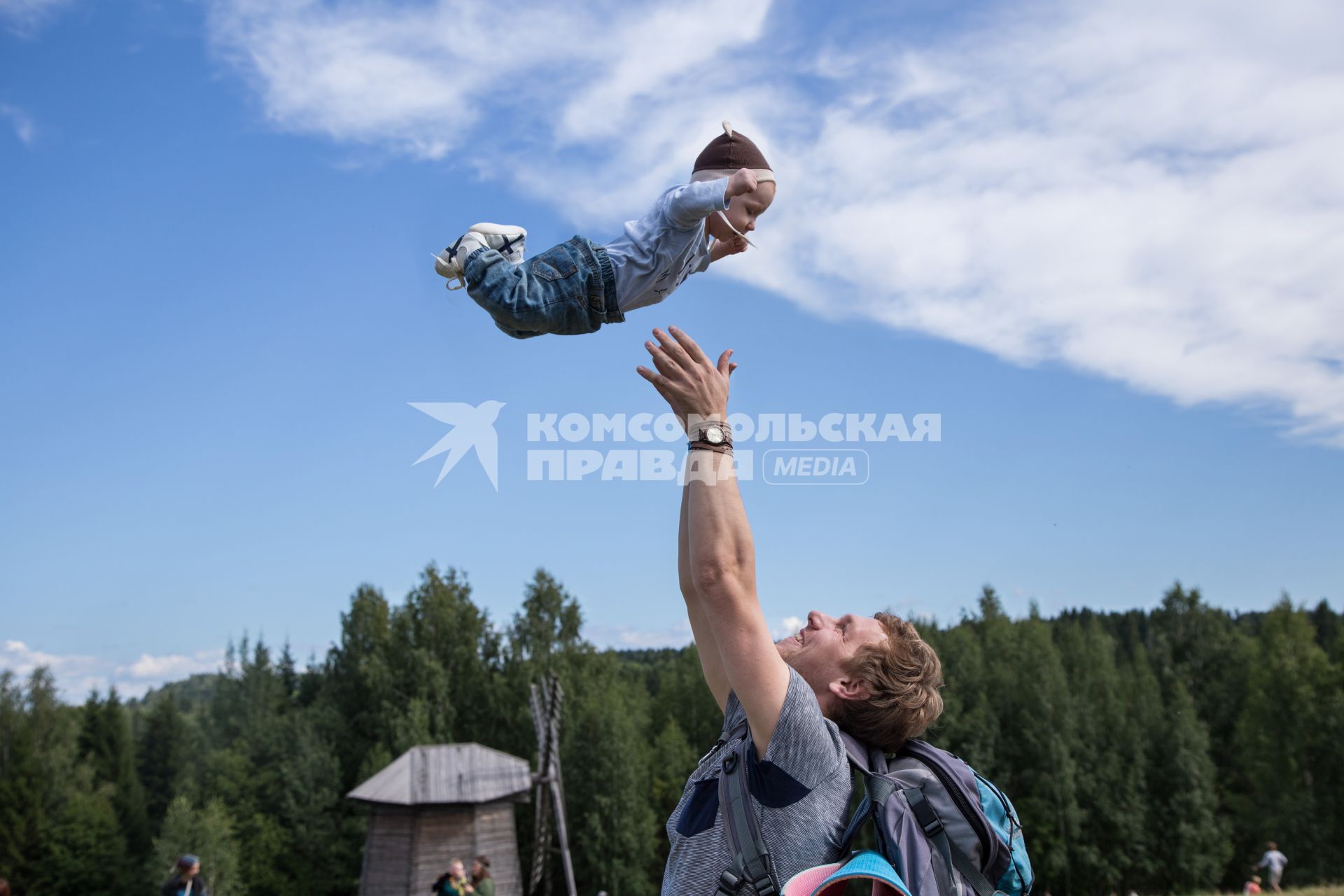 Пермь. Мужчина подбрасывает ребенка.