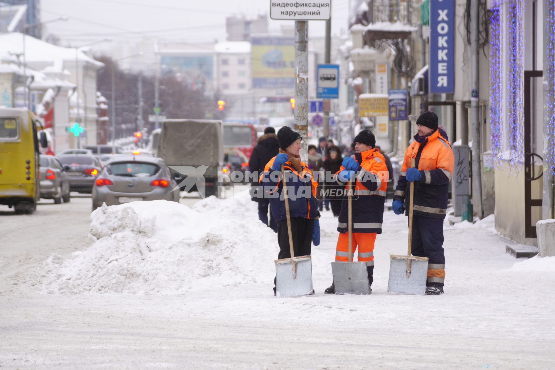 Екатеринбург. Дворники отдыхают во время уборки снега.