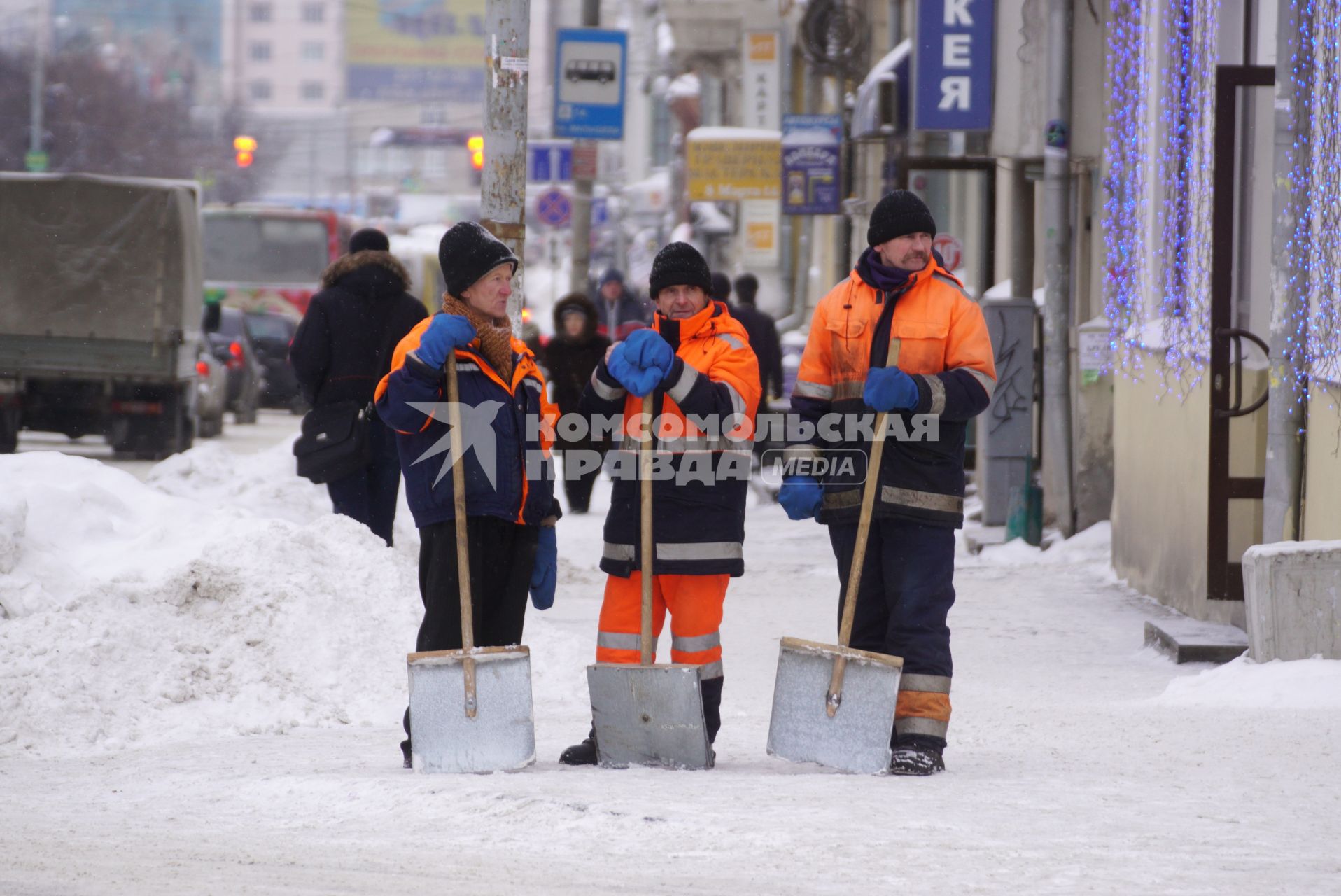 Екатеринбург. Дворники отдыхают во время уборки снега.