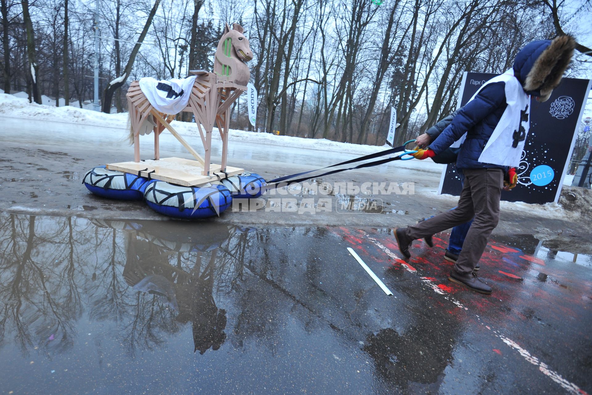 Москва. Третий фестиваль необычных саней `Battle Сани`, посвященный Дню защитника Отечества прошел в парке Сокольники.