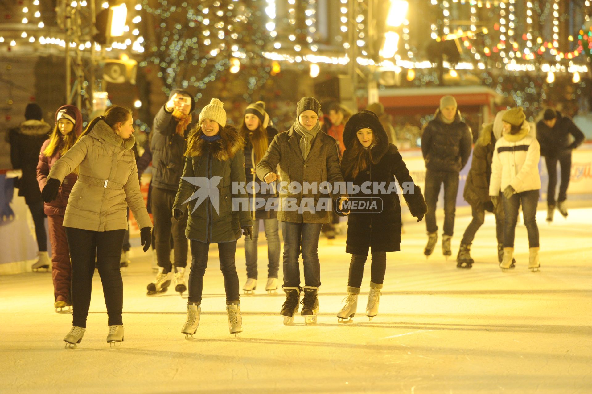 Москва.  Молодежь во время отдыха в День российского студента на ГУМ-катке на Красной площади.