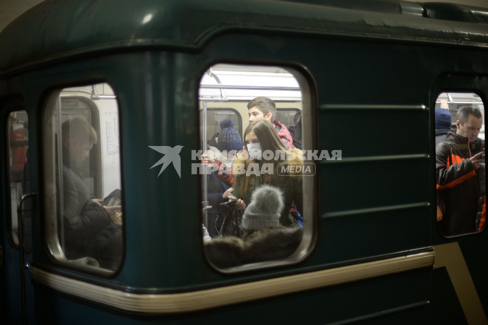 Эпидемия свиного гриппа в Москве. Девушка в медицинской маске едет в вагоне метро.