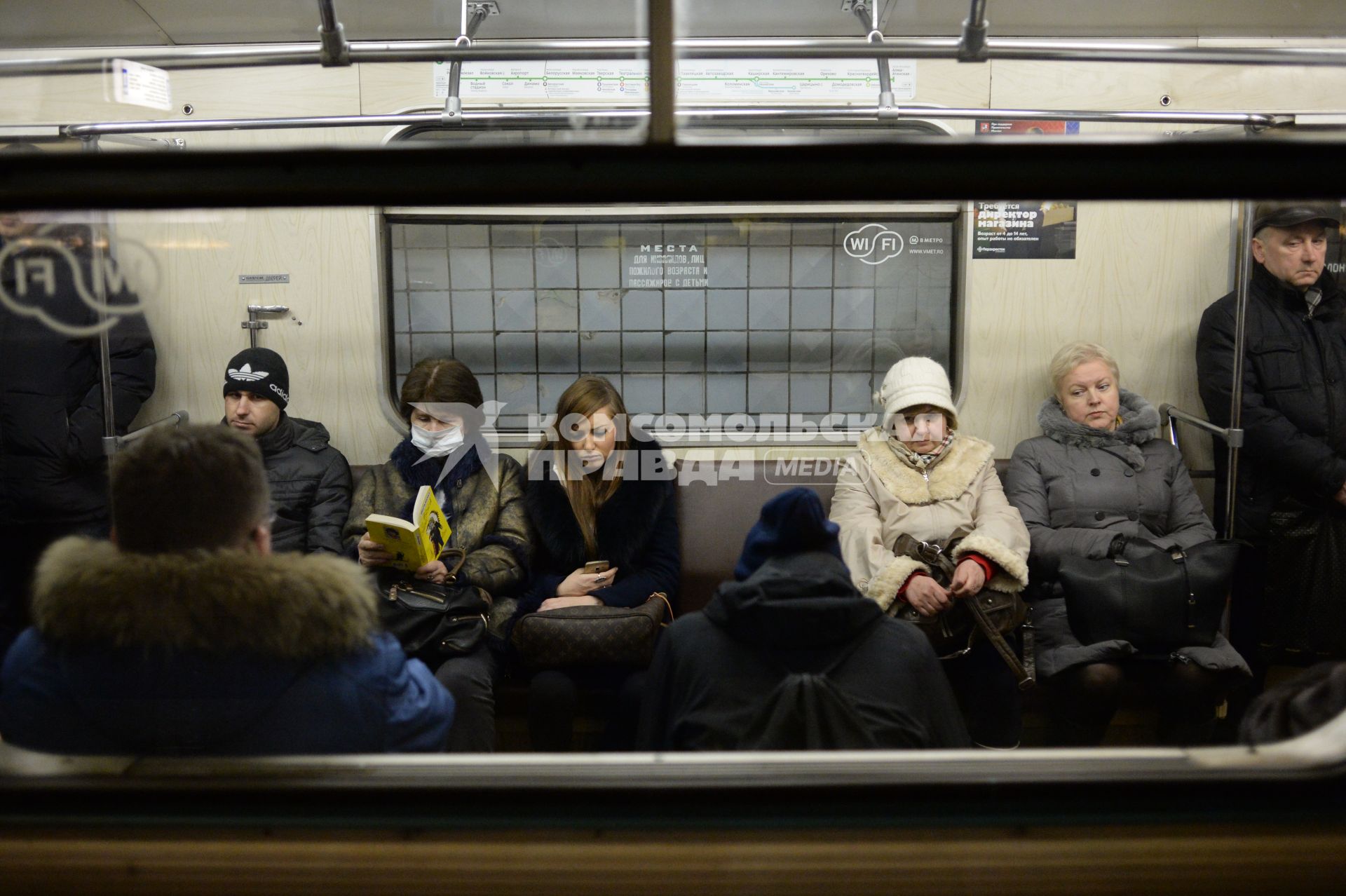 Эпидемия свиного гриппа в Москве. Женщина в медицинской маске едет в вагоне метро.