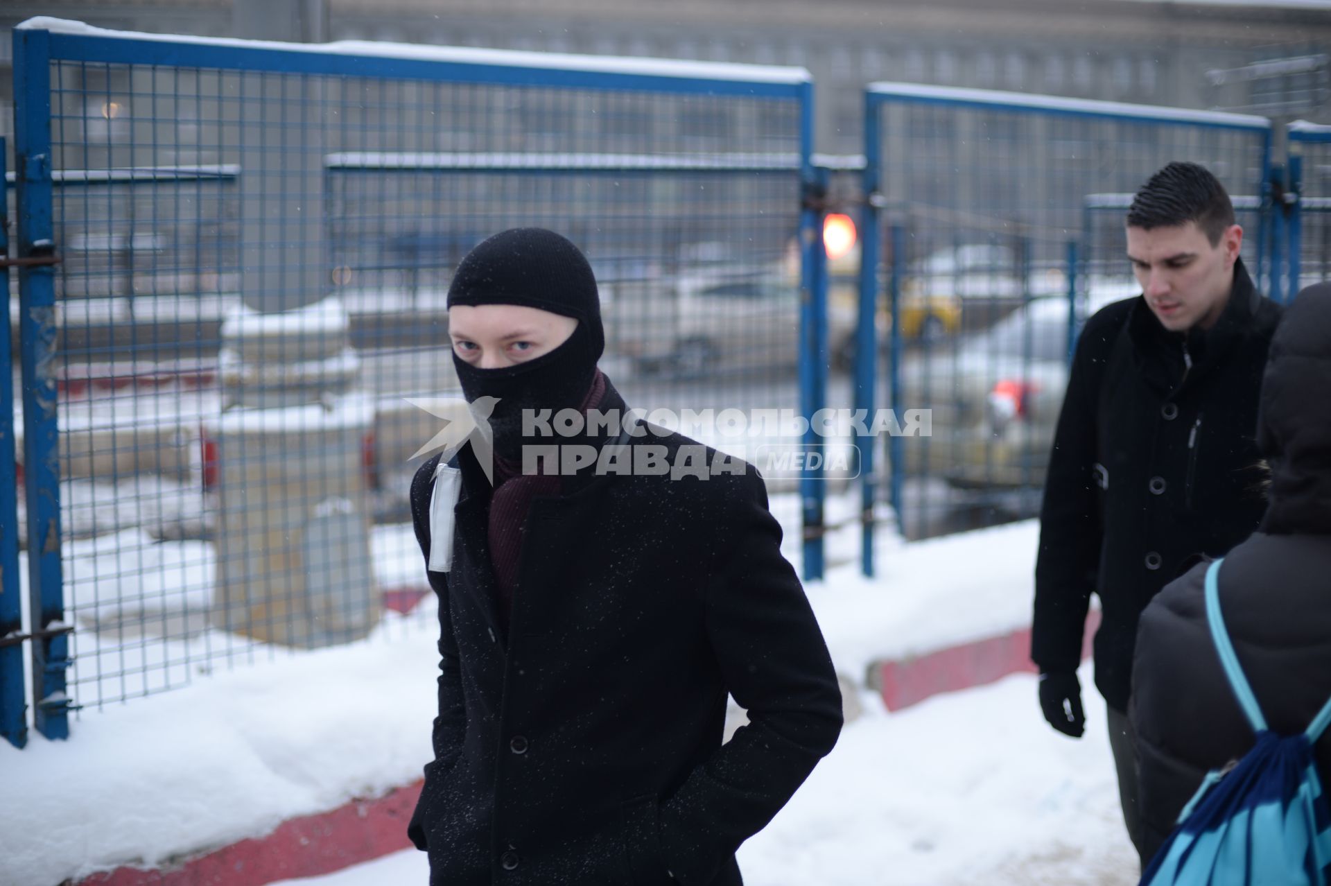 Эпидемия свиного гриппа в Москве. Юноша в балаклаве идет по улице.