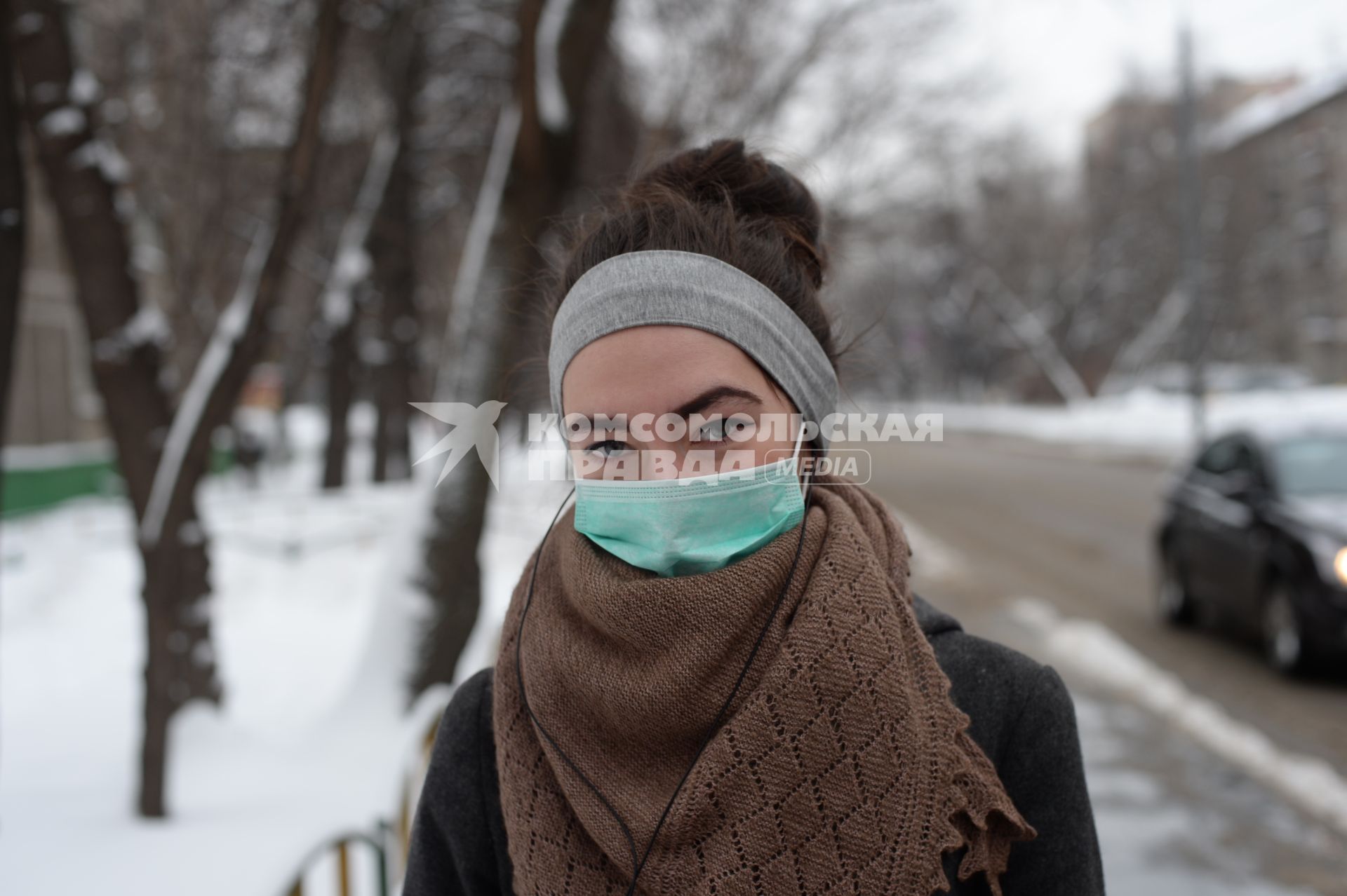 Эпидемия свиного гриппа в Москве. Девушка в медицинской маске идет по улице.