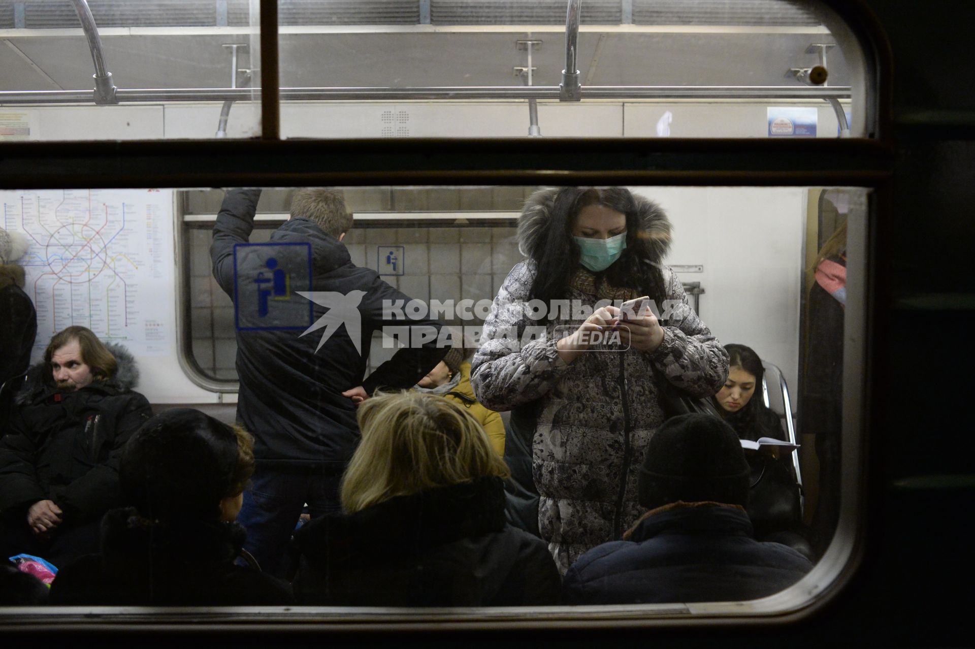 Эпидемия свиного гриппа в Москве. Девушка в медицинской маске едет в вагоне метро.