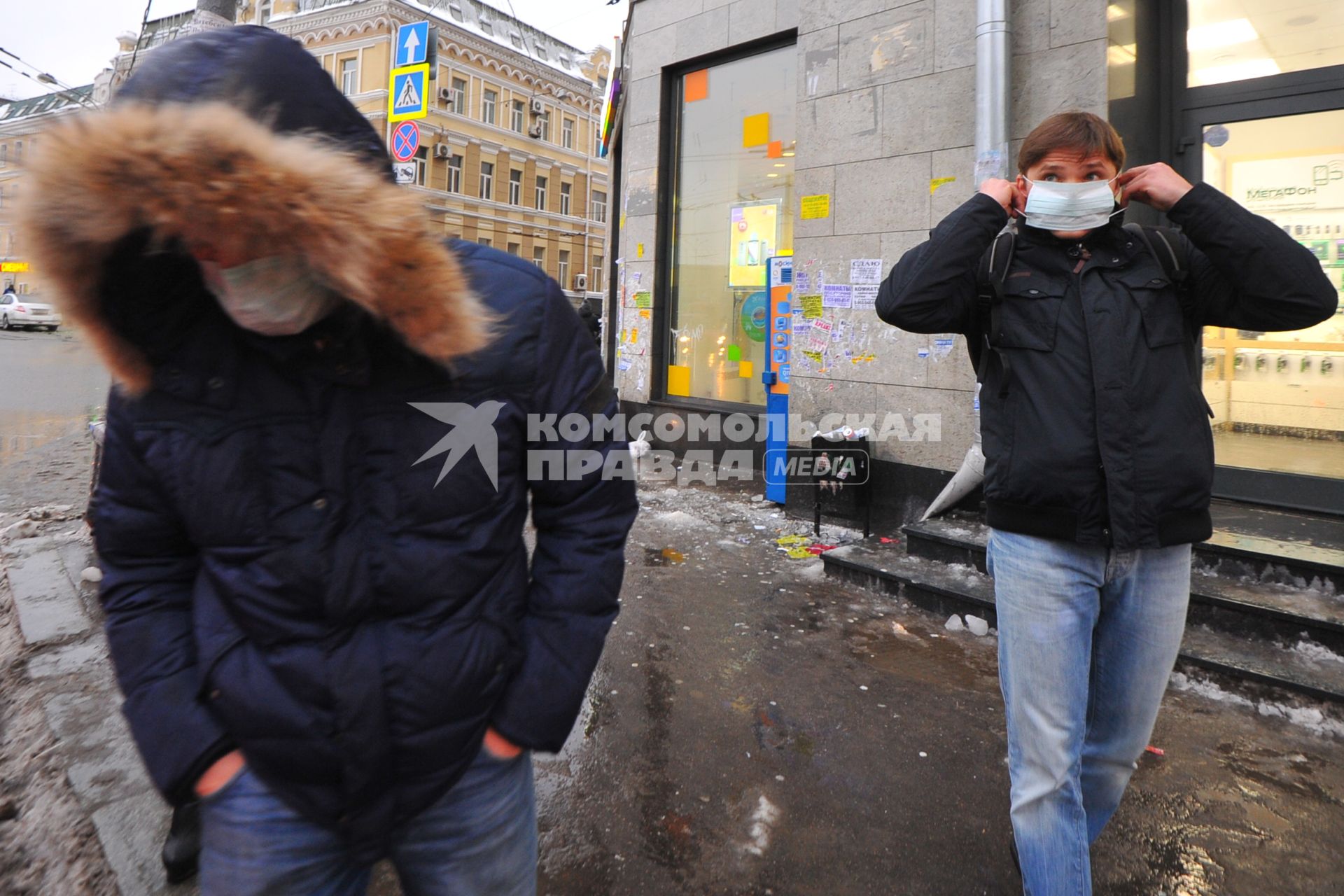 Эпидемия свиного гриппа в Москве. Мужчины в медицинских масках идут по улице.