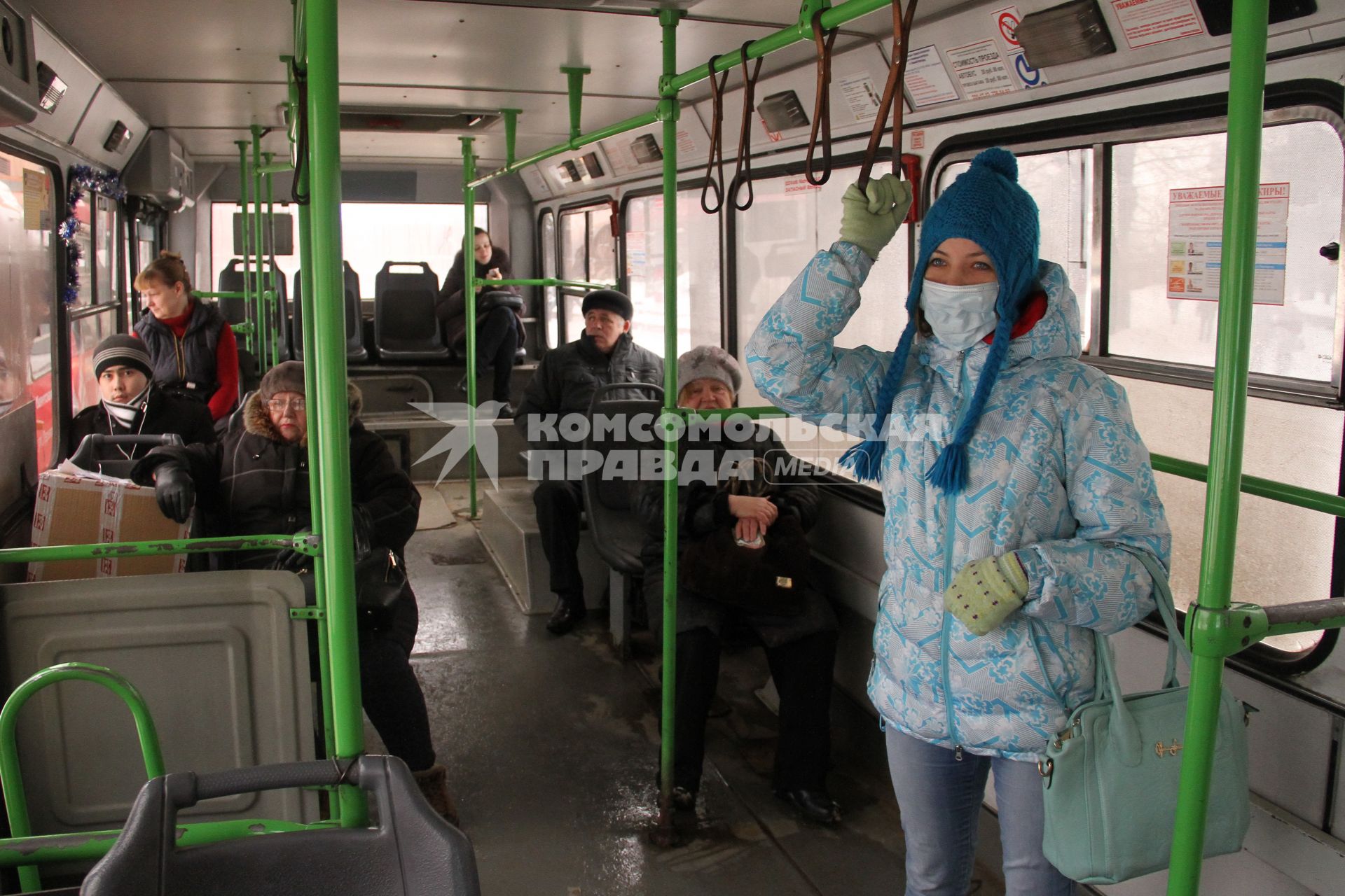 Нижний Новгород. Девушка в медицинской маске едет в автобусе.