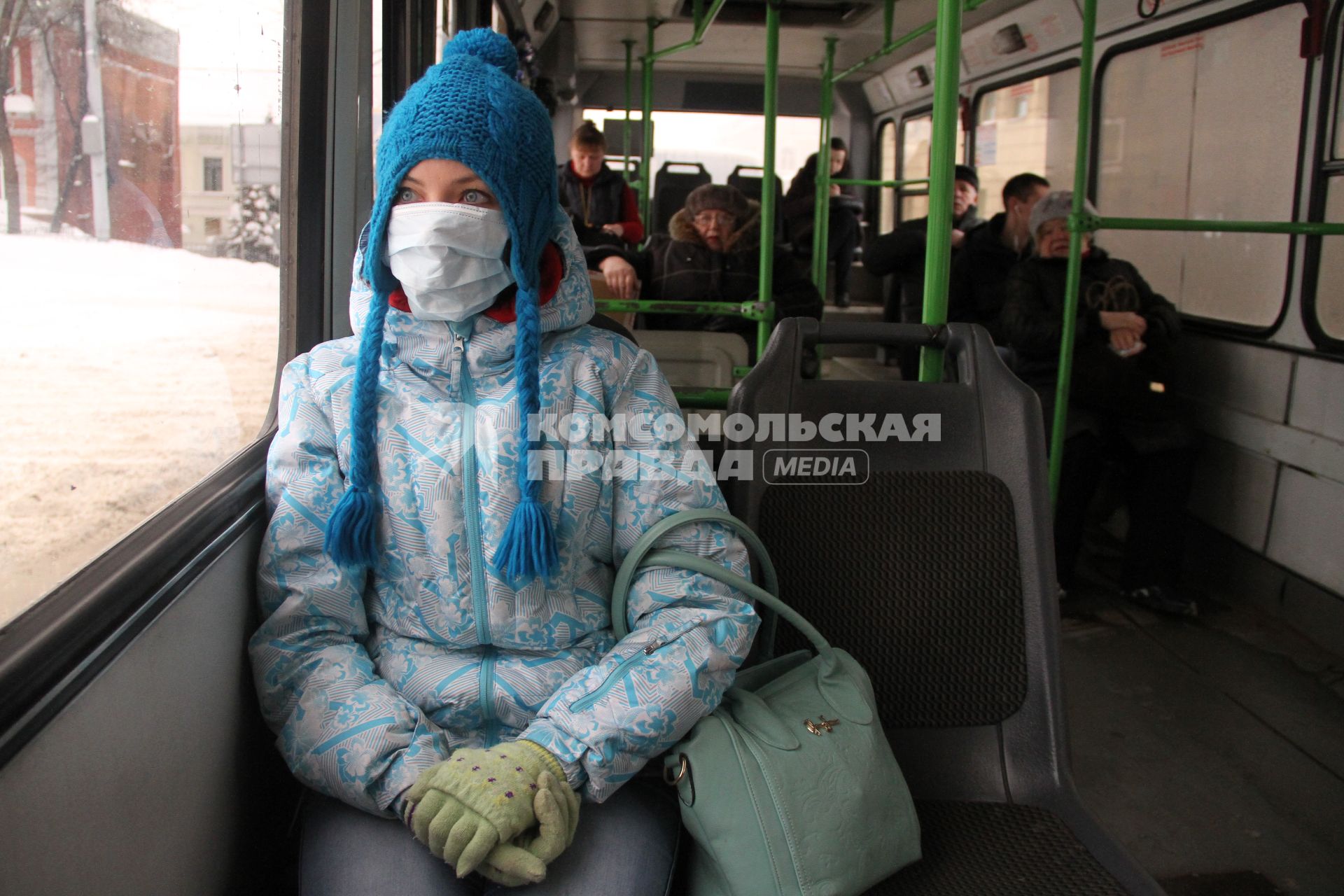 Нижний Новгород. Девушка в медицинской маске едет в автобусе.