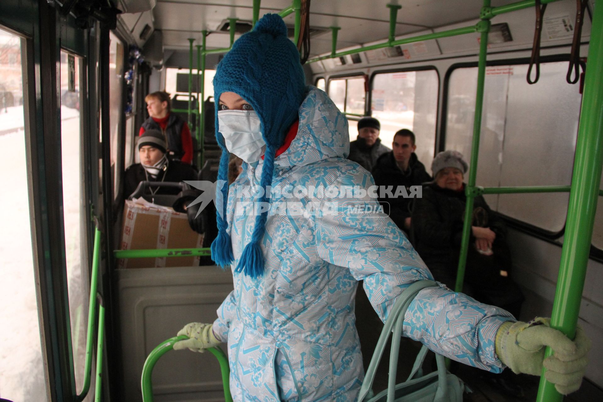 Нижний Новгород. Девушка в медицинской маске едет в автобусе.