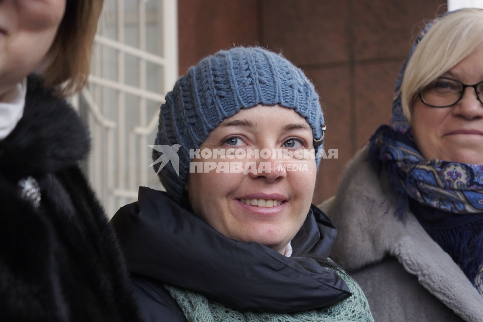 Тула. Наталья Тупякова (в центре), претендентка на усыновление мальчика Матвея, обгоревшего в Тульском ЦРД, у здания тульского суда.