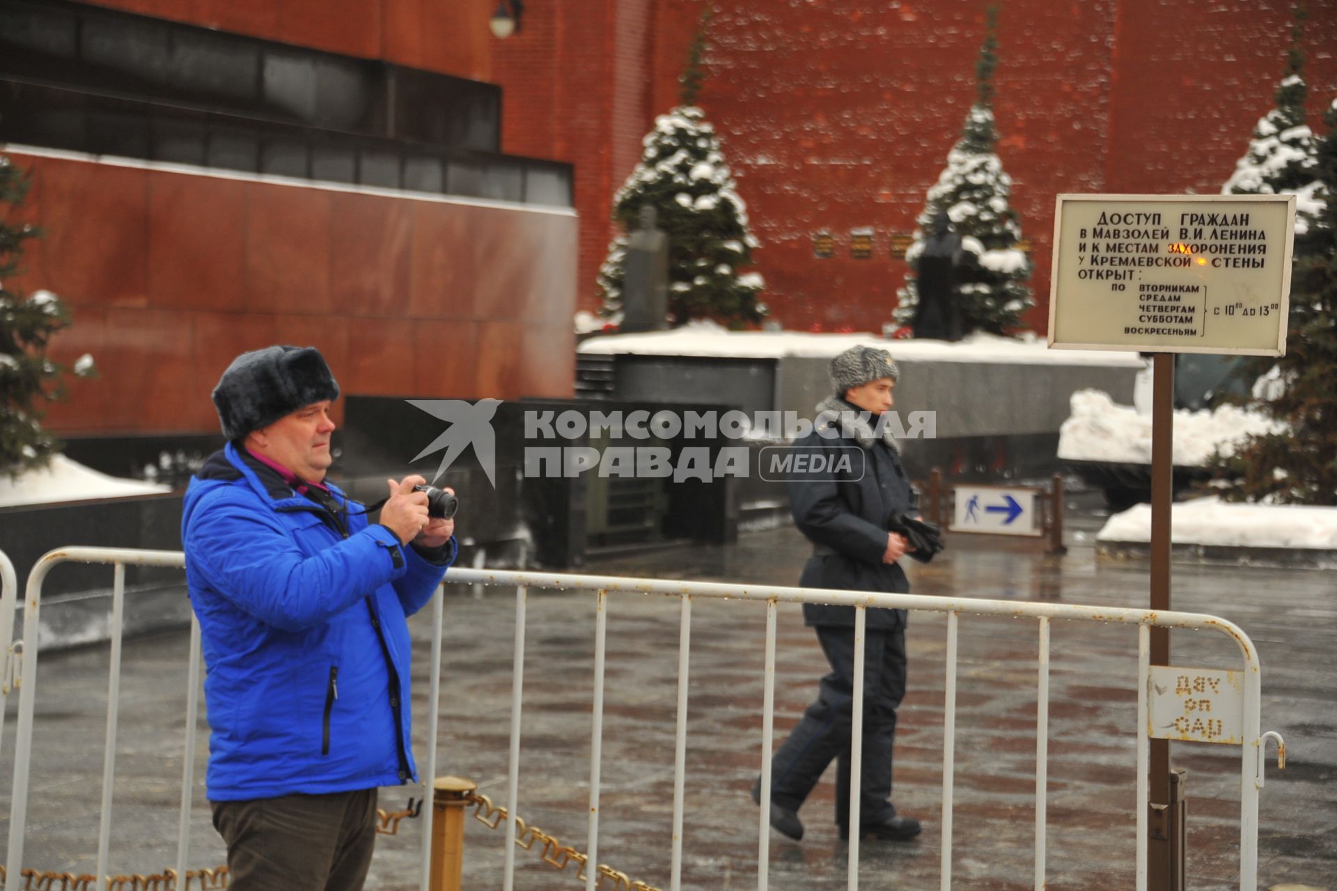 Москва. Мужчина с фотоаппаратом на Красной площади.