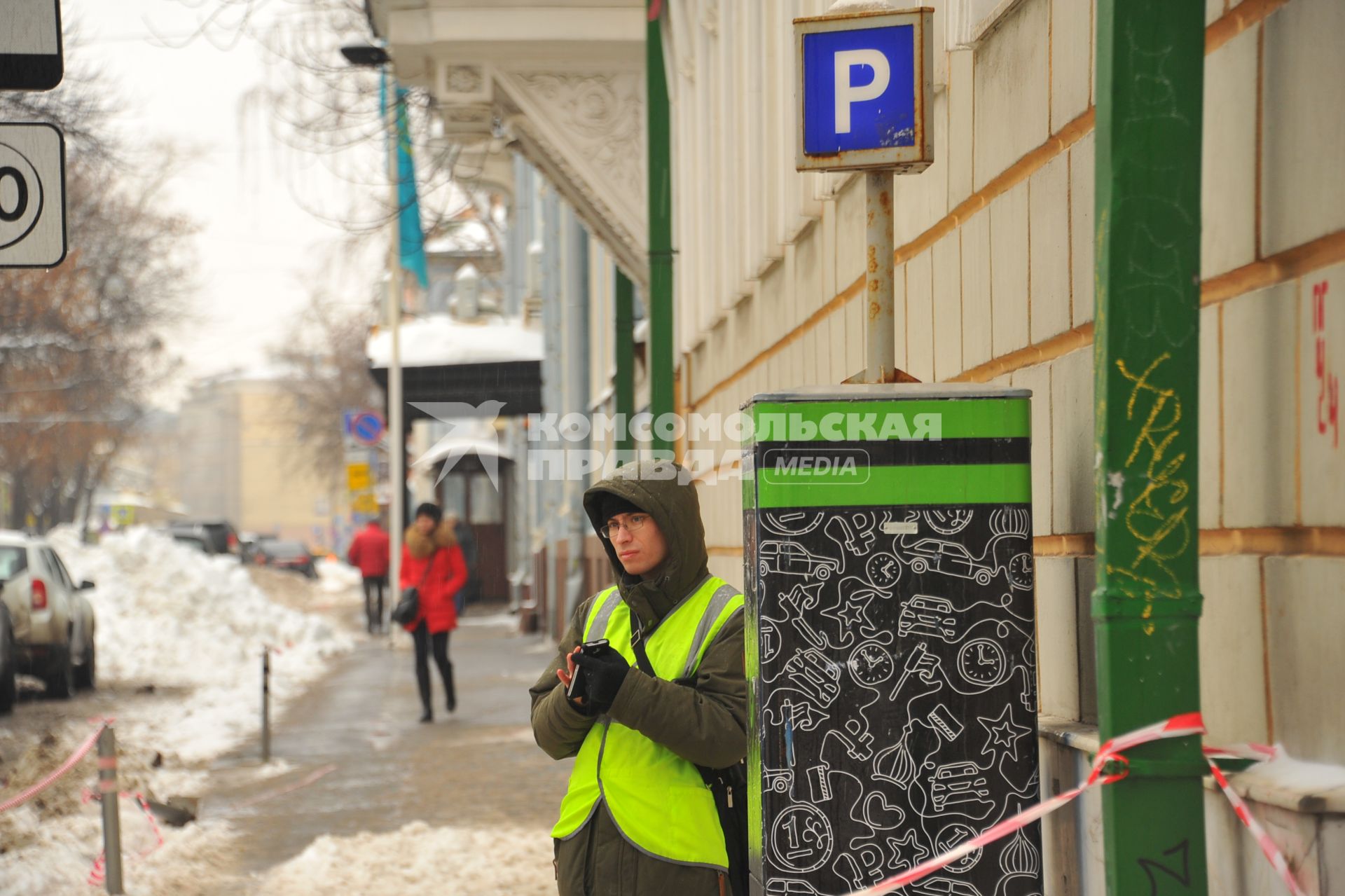 Москва.  Работник парковки на одной из улиц города.