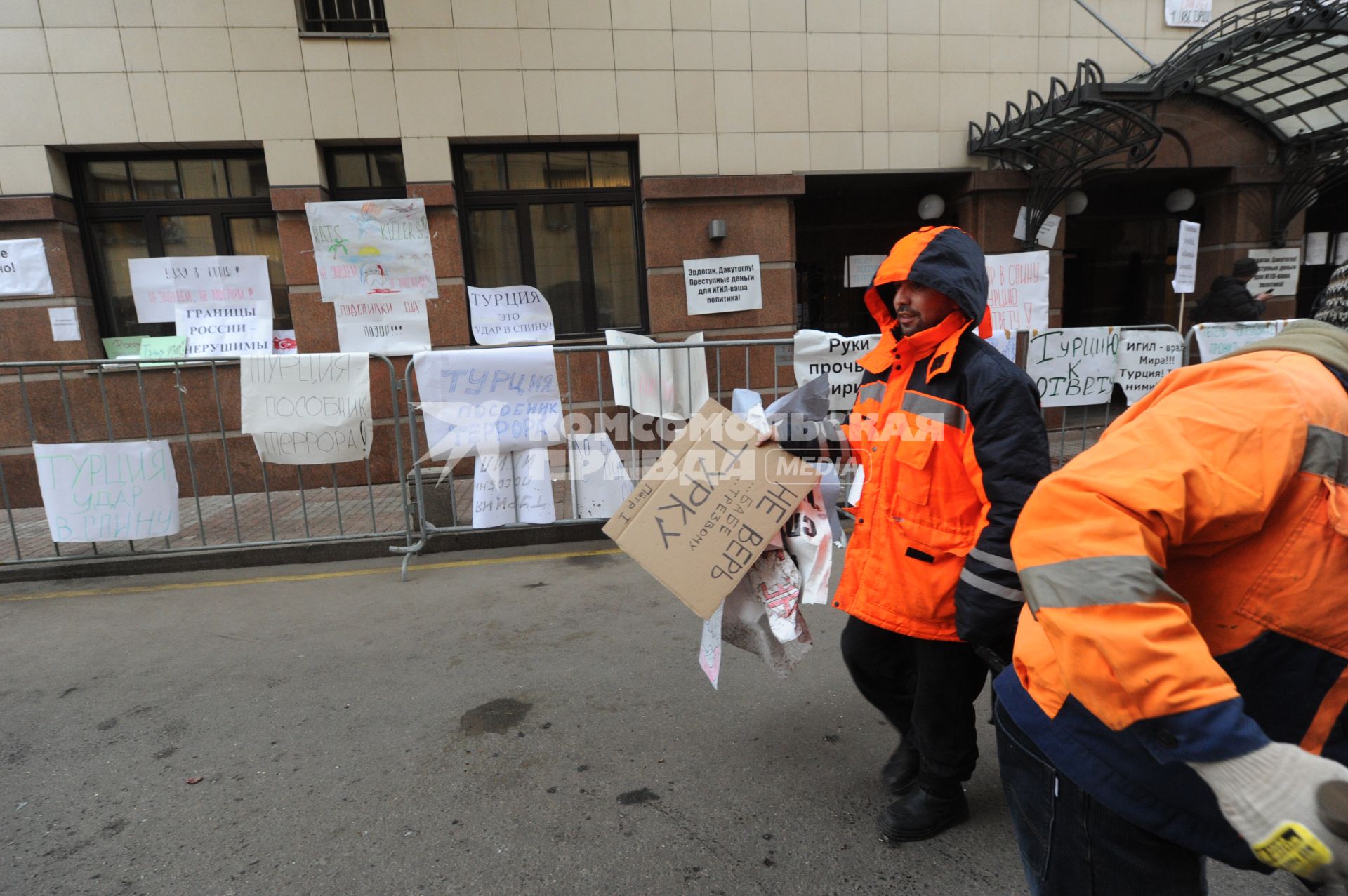 Москва.  Плакаты демонстрантов у посольства Турции. Протесты начались накануне из-за того, что турецкие ВВС сбили российский бомбардировщик Су-24, принимавший участие в антитеррористической операции в Сирии.