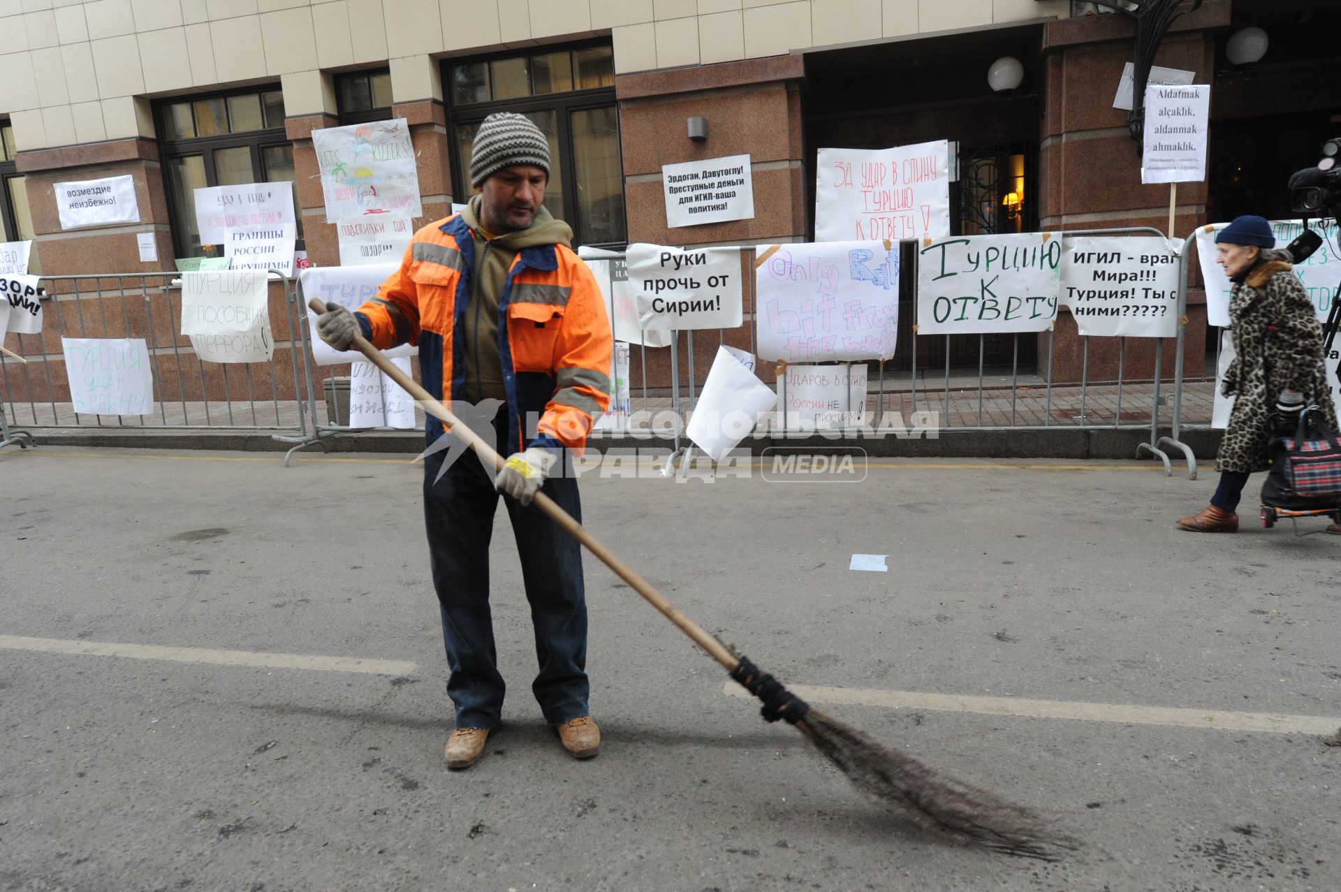 Москва.   Плакаты демонстрантов у посольства Турции.  Протесты начались накануне из-за того, что турецкие ВВС сбили российский бомбардировщик Су-24, принимавший участие в антитеррористической операции в Сирии.