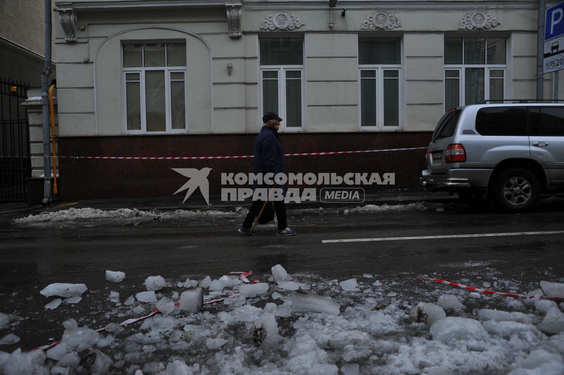 Москва.  Женщина идет по одной из улиц города.