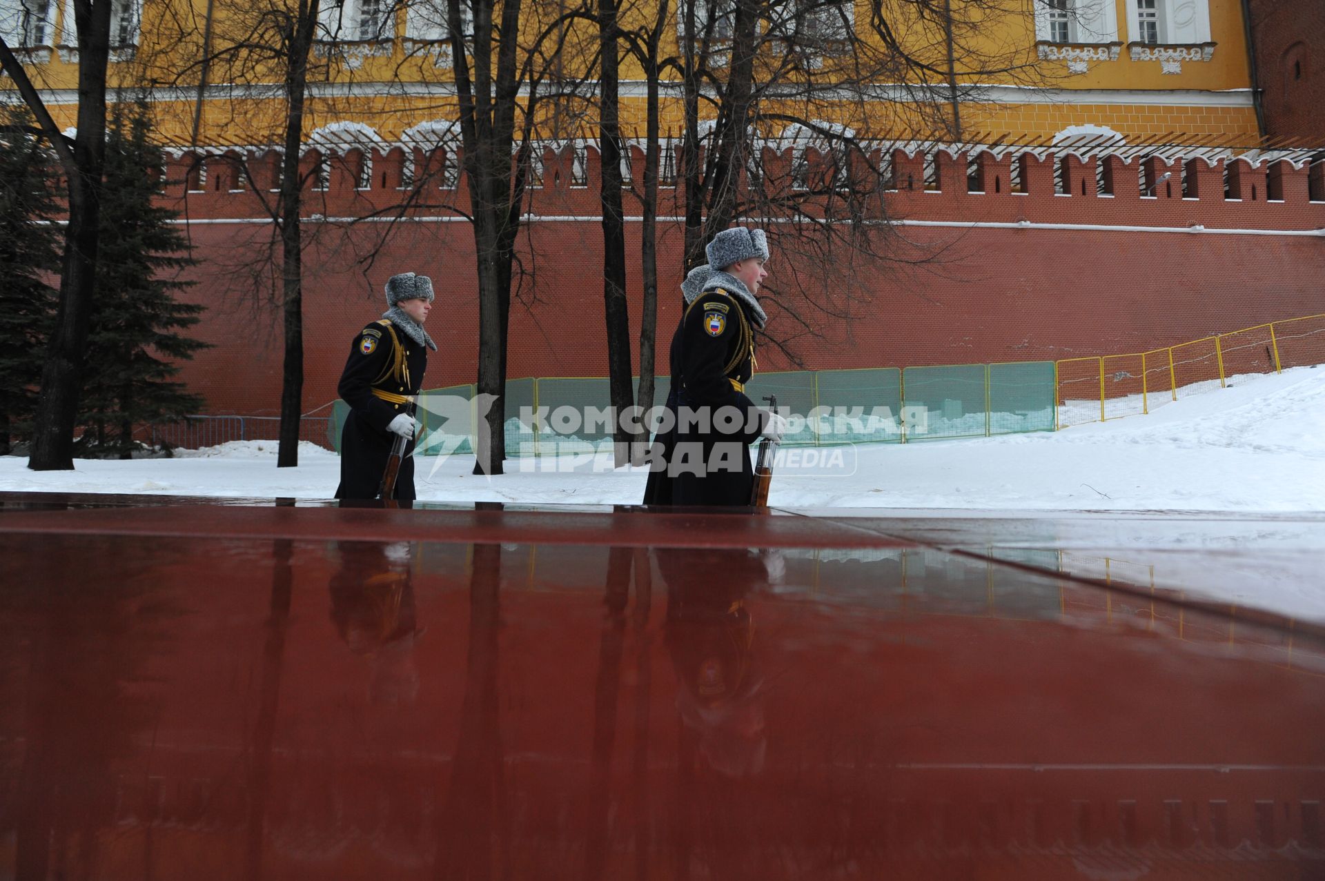 Москва.   Смена Почетного караула у Вечного огня в Александровском саду.