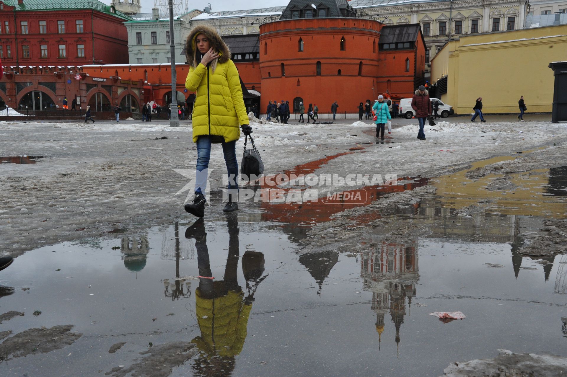 Москва.   Лужи на Театральной площади.