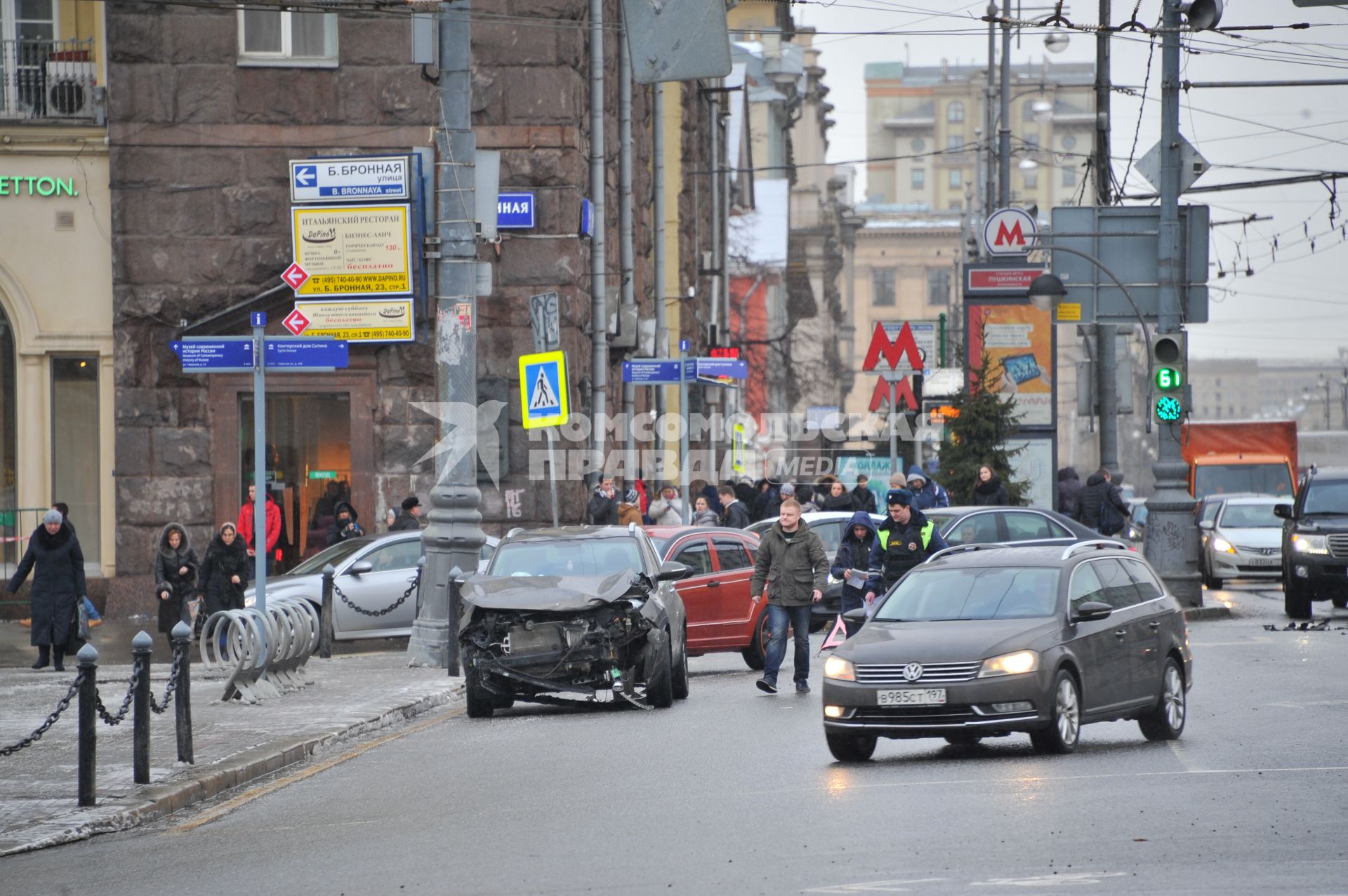 Москва.  Поврежденный в результате ДТП автомобиль на  Тверской улице.