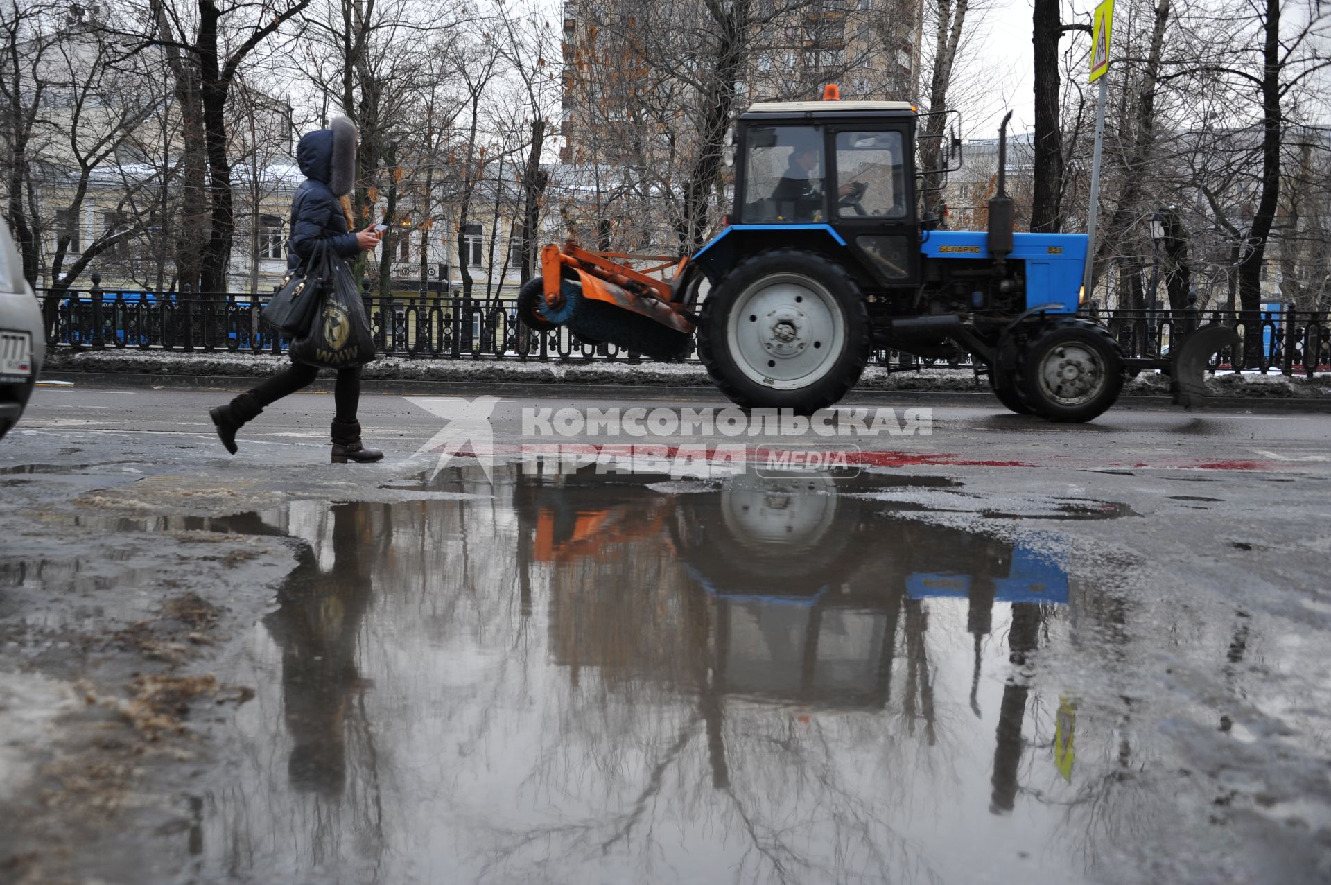 Москва. Лужи одной из улиц города.