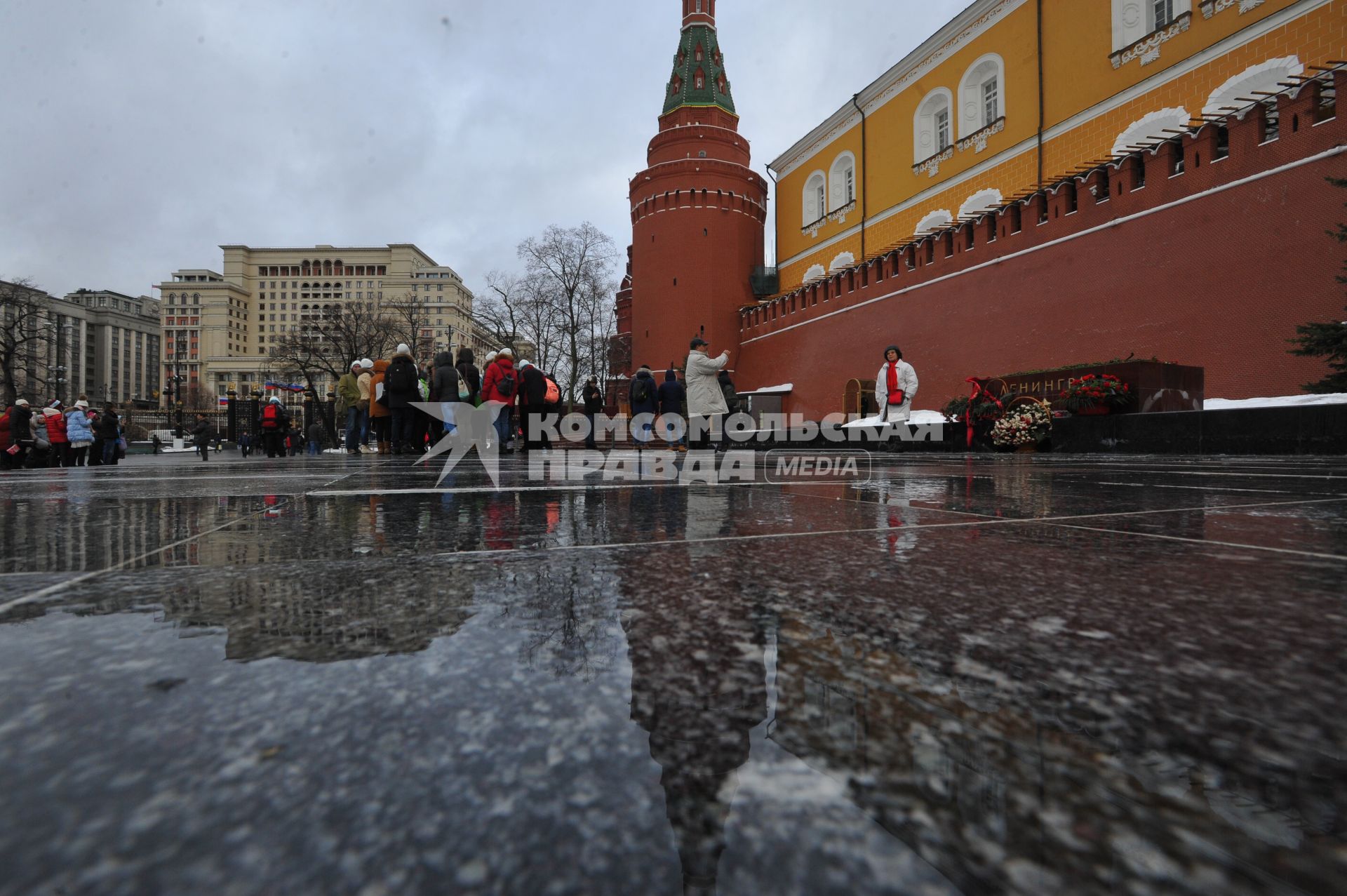 Москва.    Люди в Александровском саду.