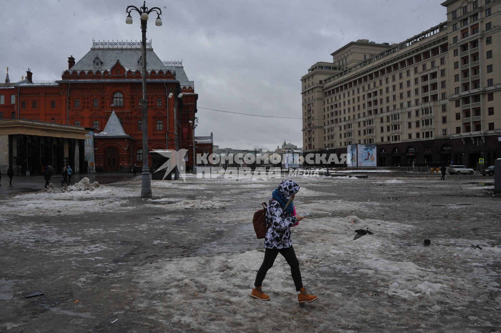 Москва.    Девушка с мобильным телефоном на площади Революции.