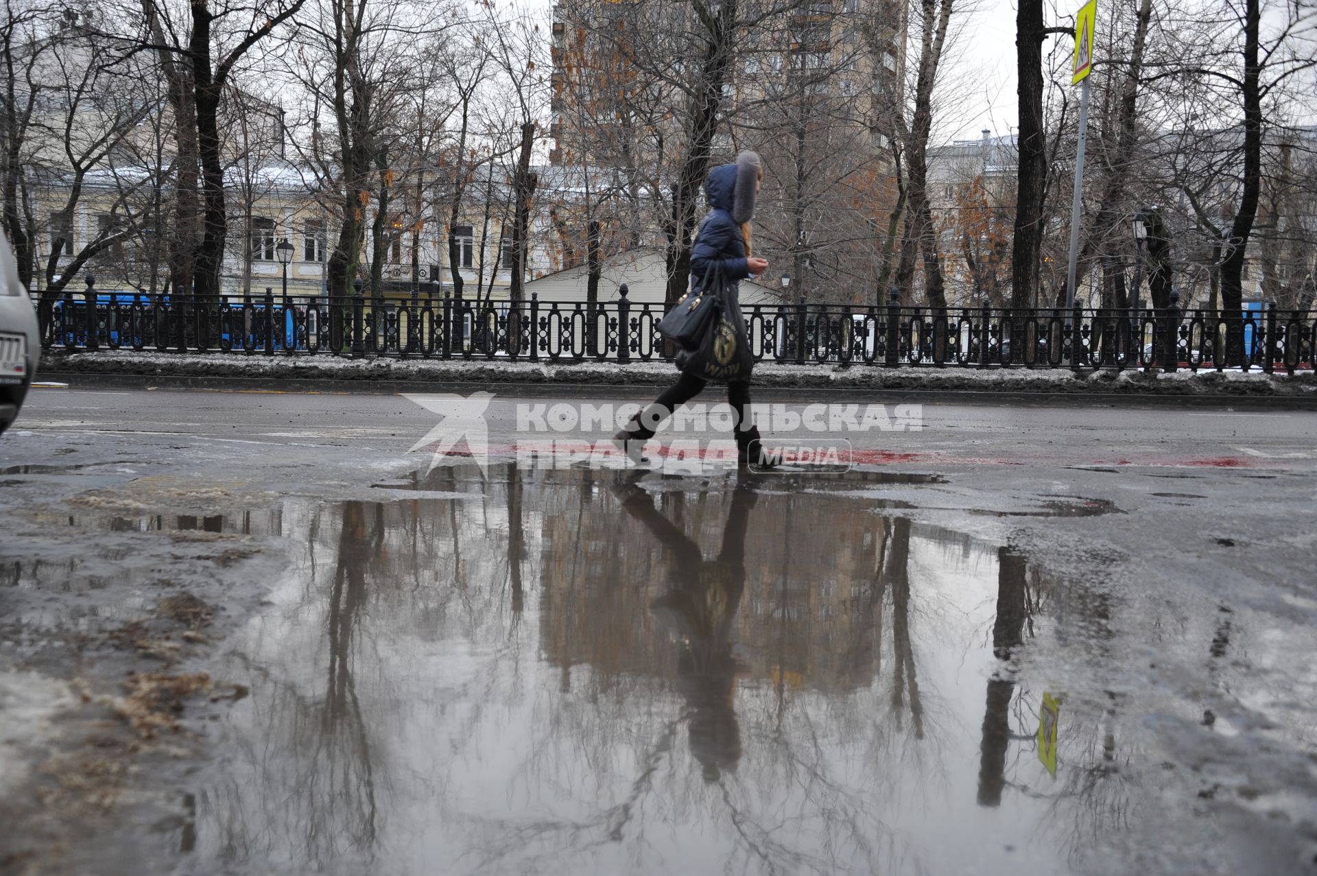 Москва. Лужи одной из улиц города.