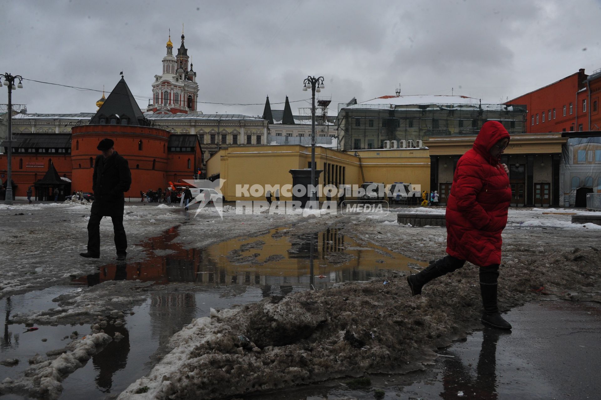 Москва.   Лужи на Театральной площади.