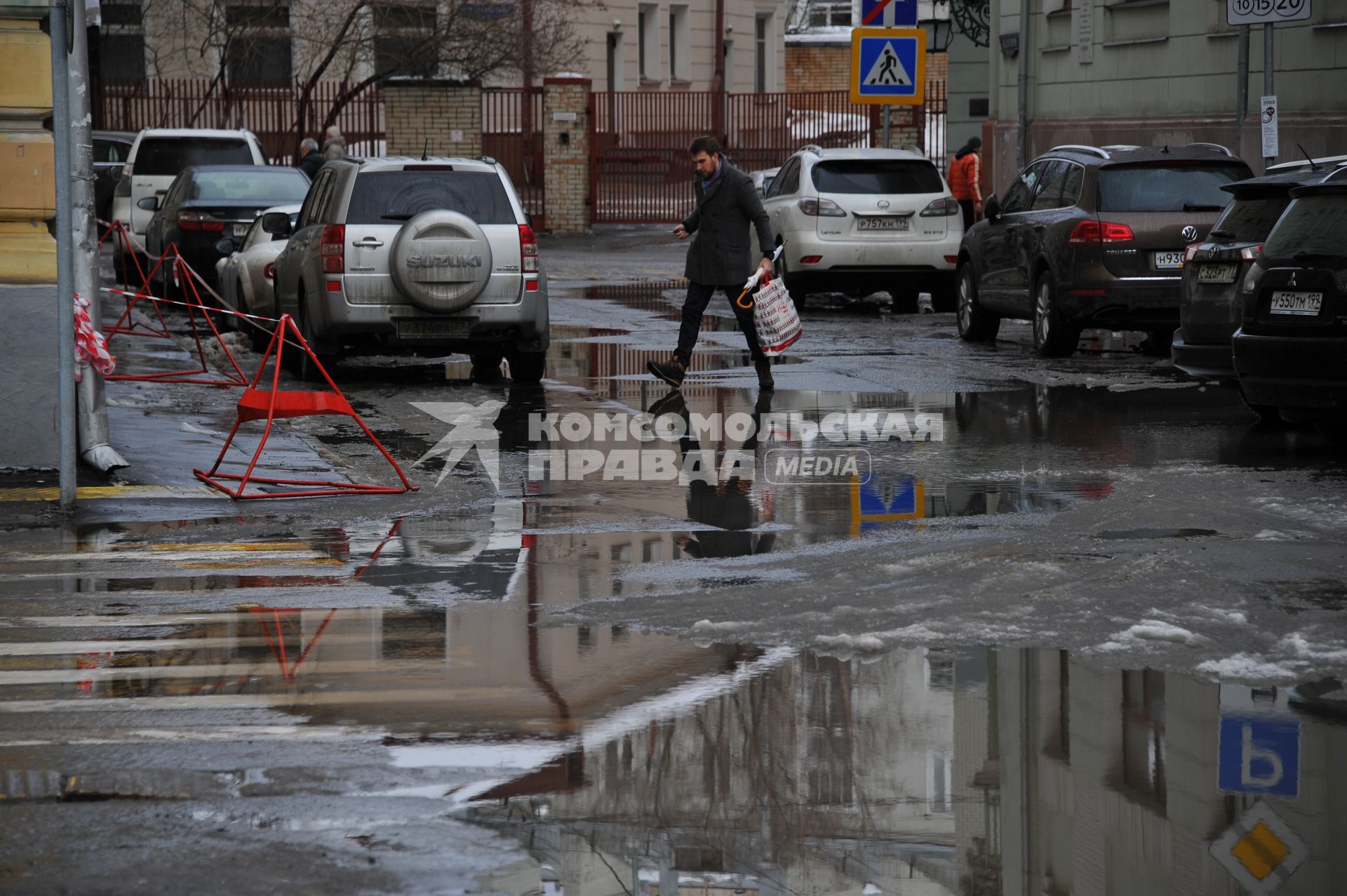 Москва. Лужи одной из улиц города.