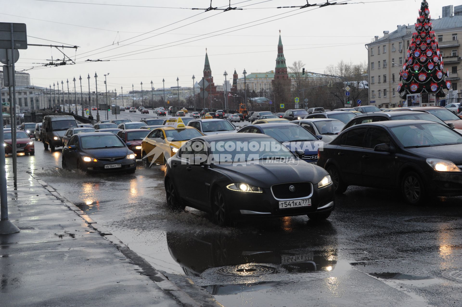 Москва.  Автомобильное движение  на Большом Каменном мосту