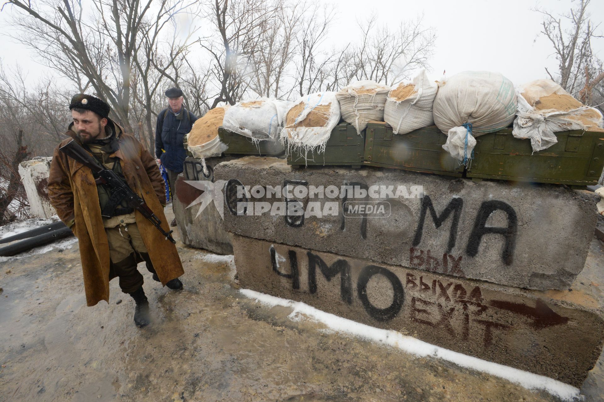 Украина. Луганск. Ополченец ЛНР на взорванном пешеходном мосту, ведущим на территорию Украины.