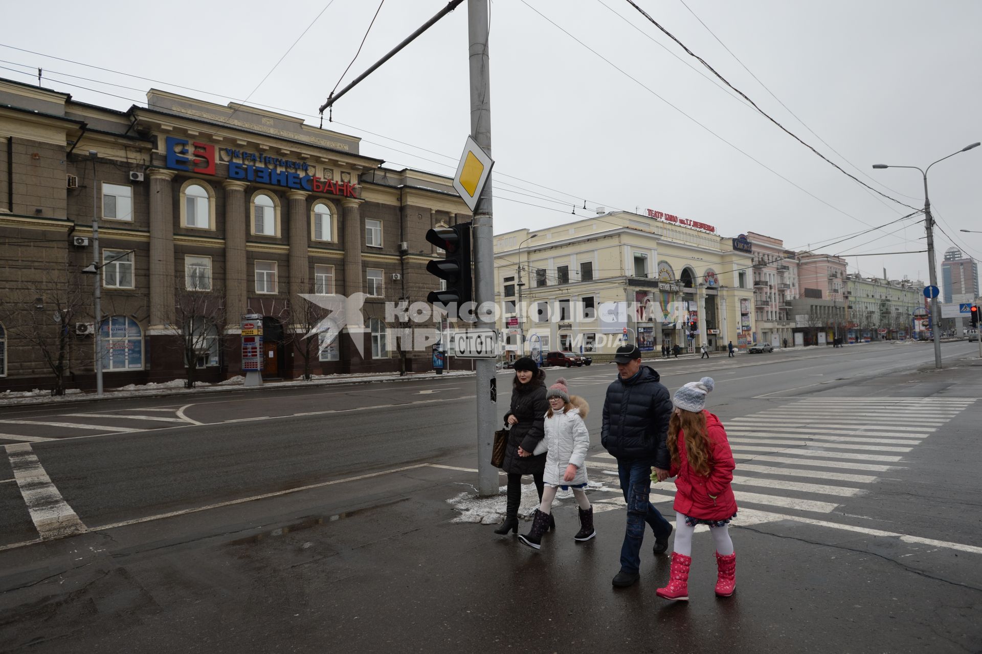 Украина. Донецк. Вывеска на здании `Украинский бизнес банк`.