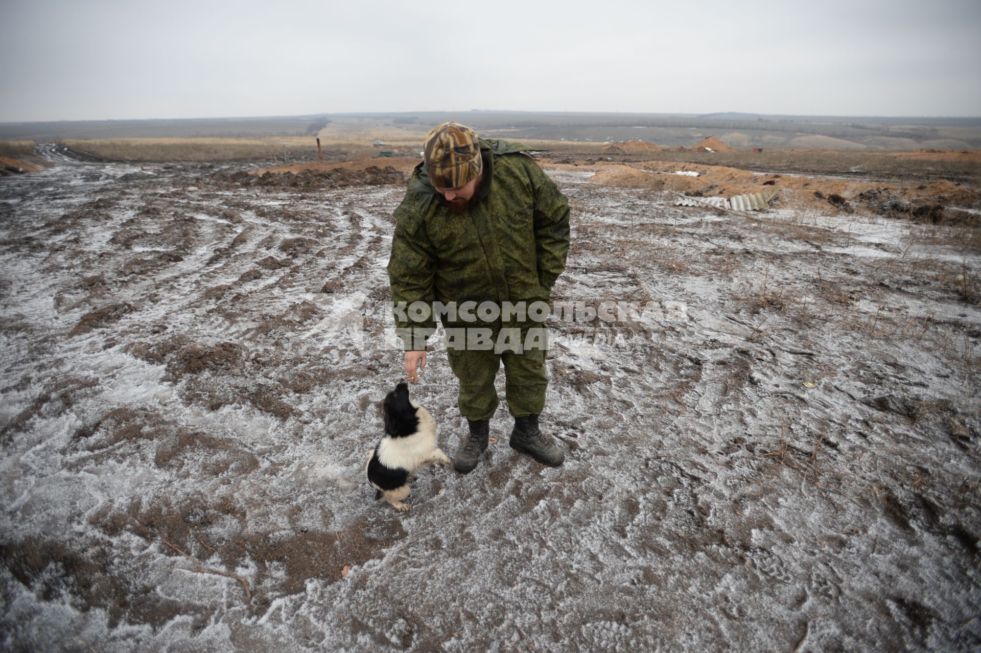 Украина. Донецкая область. Ополченцы, бойцы отряда `Викинг` на позициях.