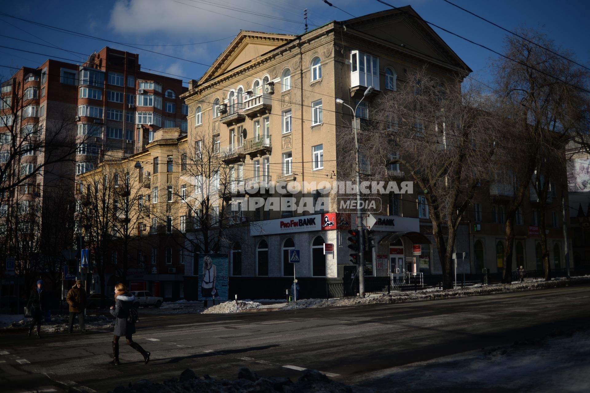 Украина. Донецк. Офис ProFinBank на первом этаже в жилом доме.