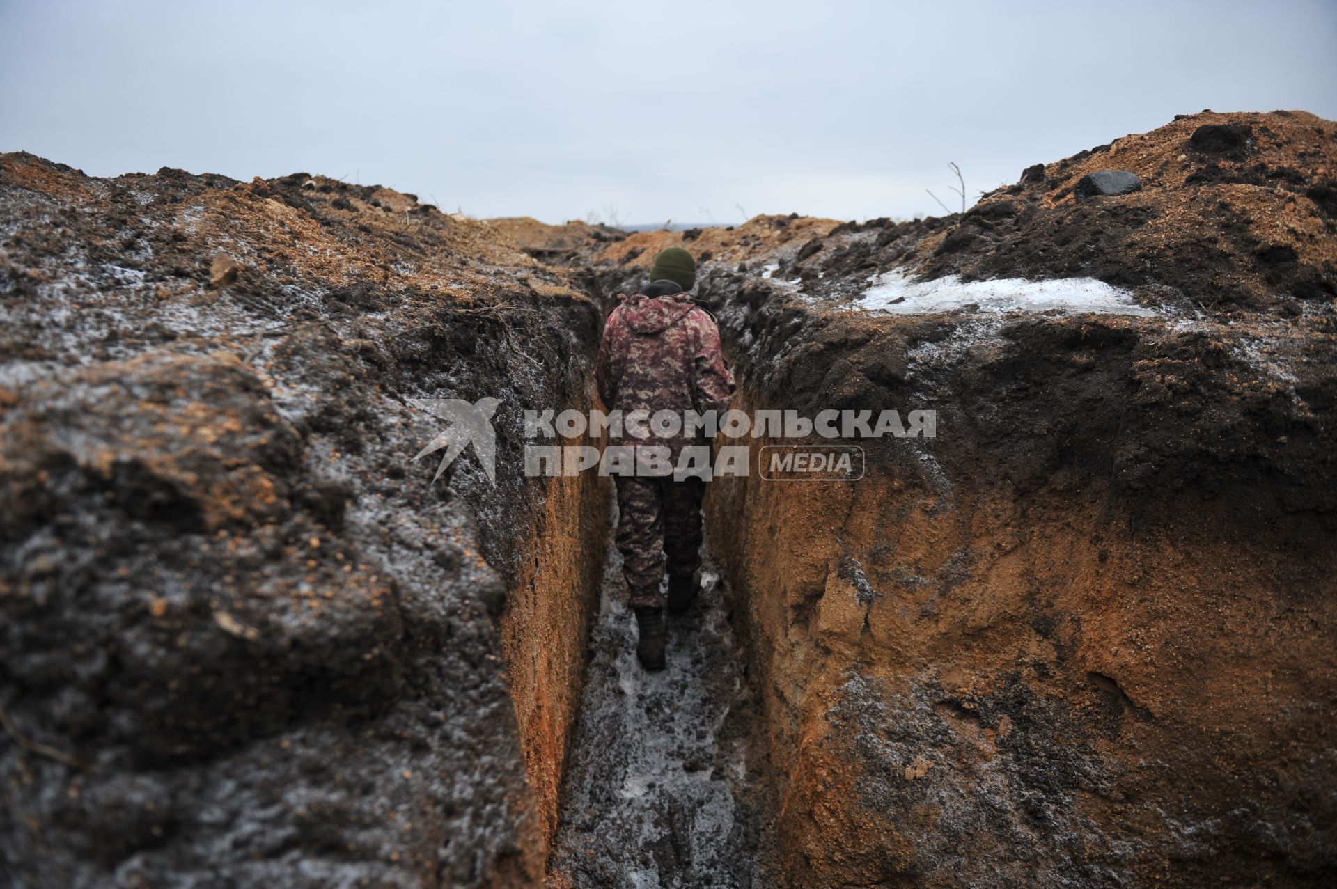 Украина. Донецкая область. Ополченец, боец отряда `Викинг` на позициях.