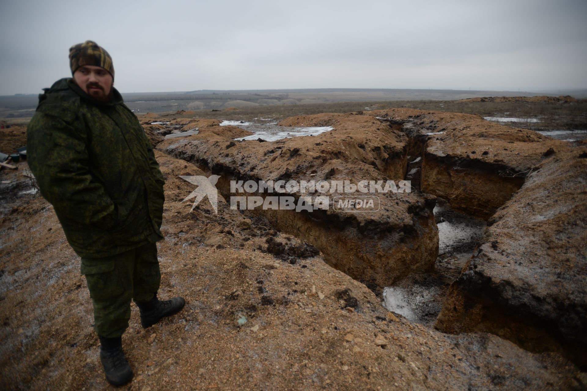 Украина. Донецкая область. Ополченец, боец отряда `Викинг` на позициях.