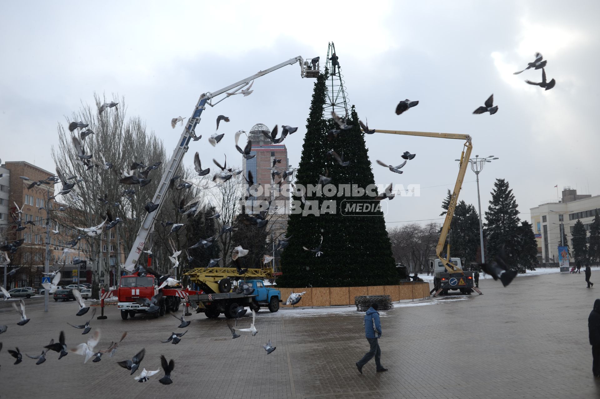 Украина. Донецк. Демонтаж новогодней елки на площади Ленина.