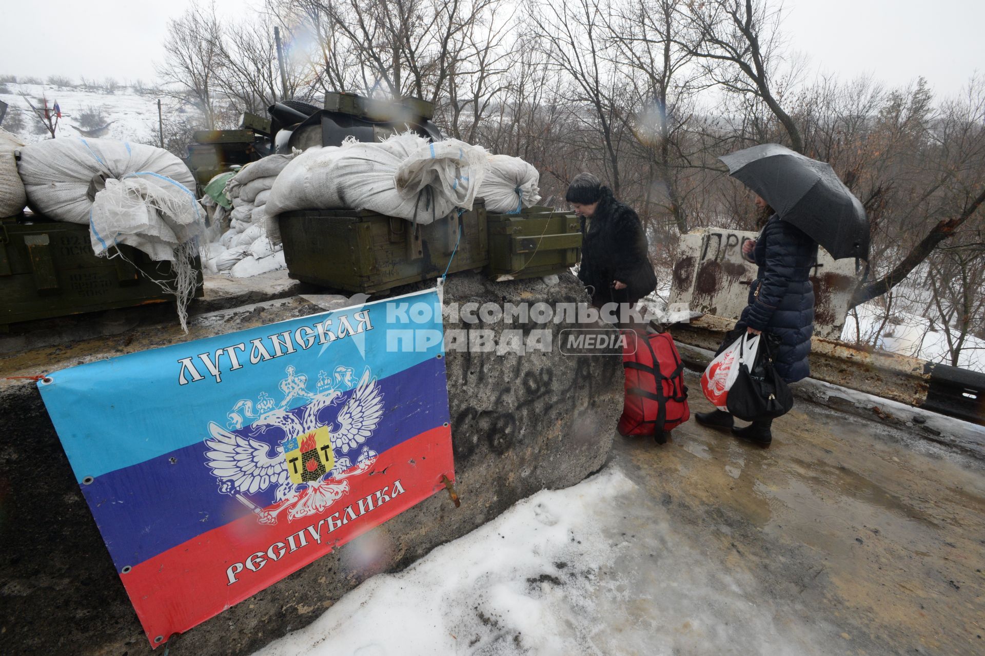 Украина. Луганск. Взорванный пешеходный мост, ведущий на территорию Украины.