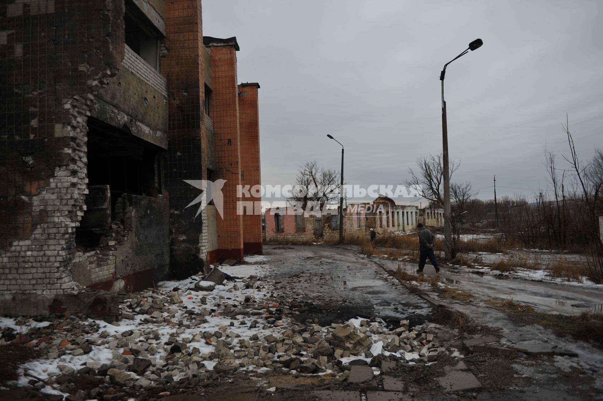 Украина. Луганская область. Село Хрящеватое под Луганском. Здания, разрушенные в результате обстрела.