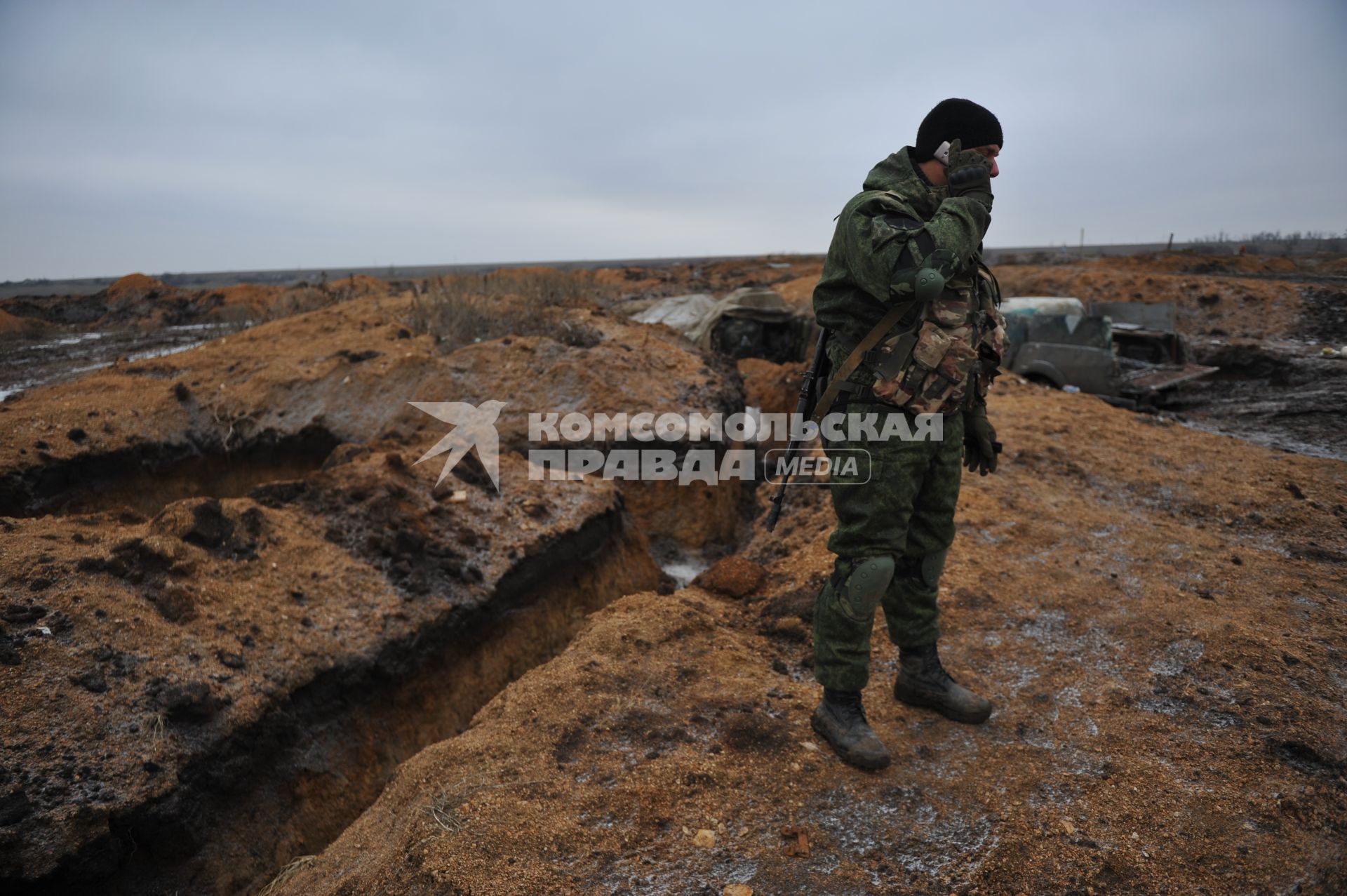 Украина. Донецкая область. Ополченец, боец отряда `Викинг` на позициях.