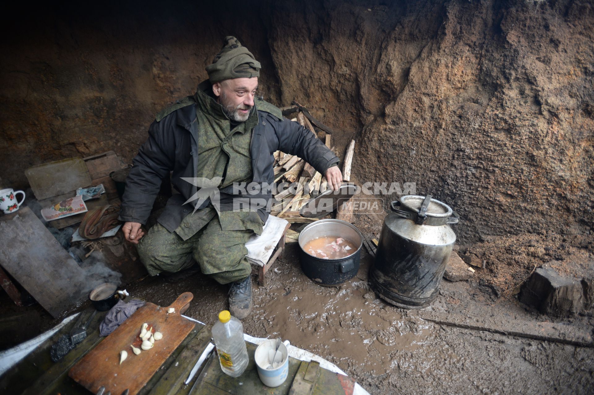 Украина. Донецкая область. Ополченец, боец отряда `Викинг` на позициях.