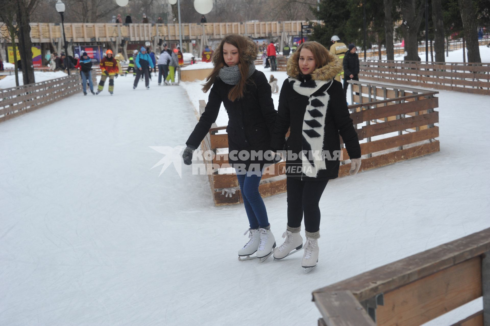 Москва. Девушки катаются на катке в Парке Горького.