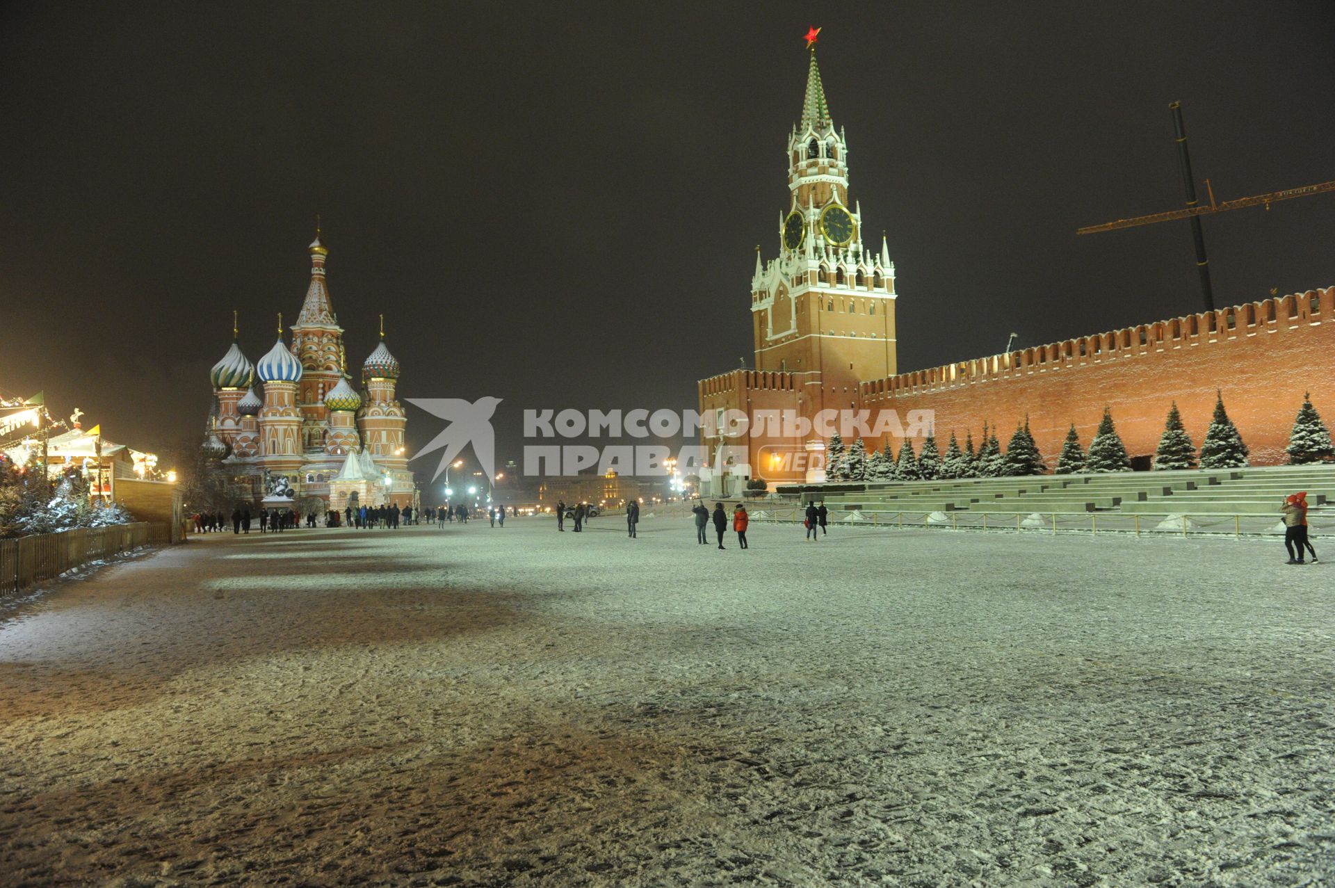 Москва.    Вид на  Храм Василия Блаженного (слева) и Спасскую башню (справа) на Красной площади.