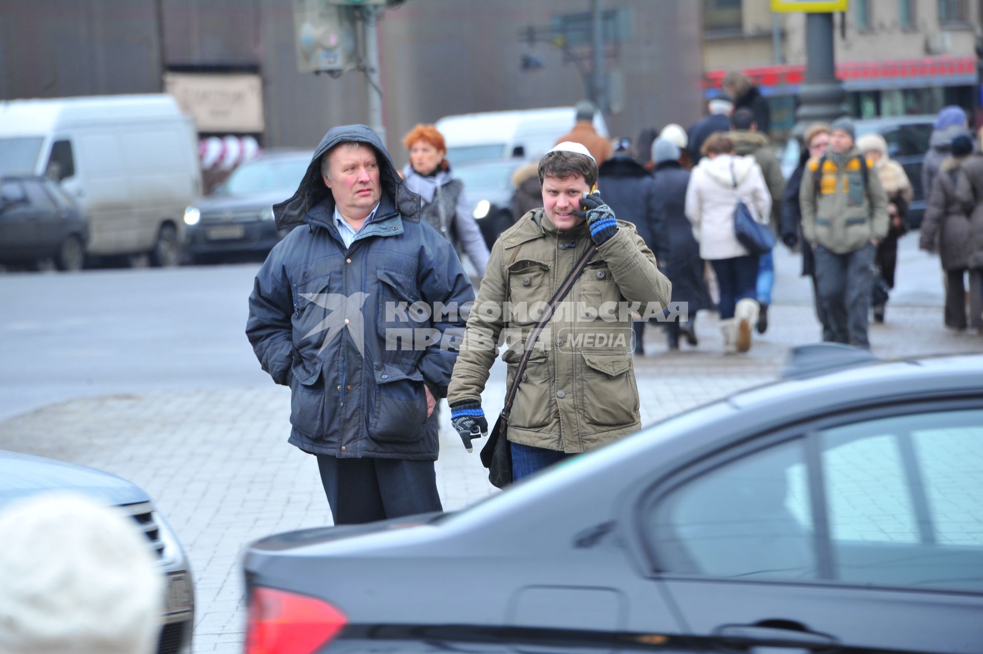 Москва. Корреспондент КП Олег Адамович в кипе идет по улице.