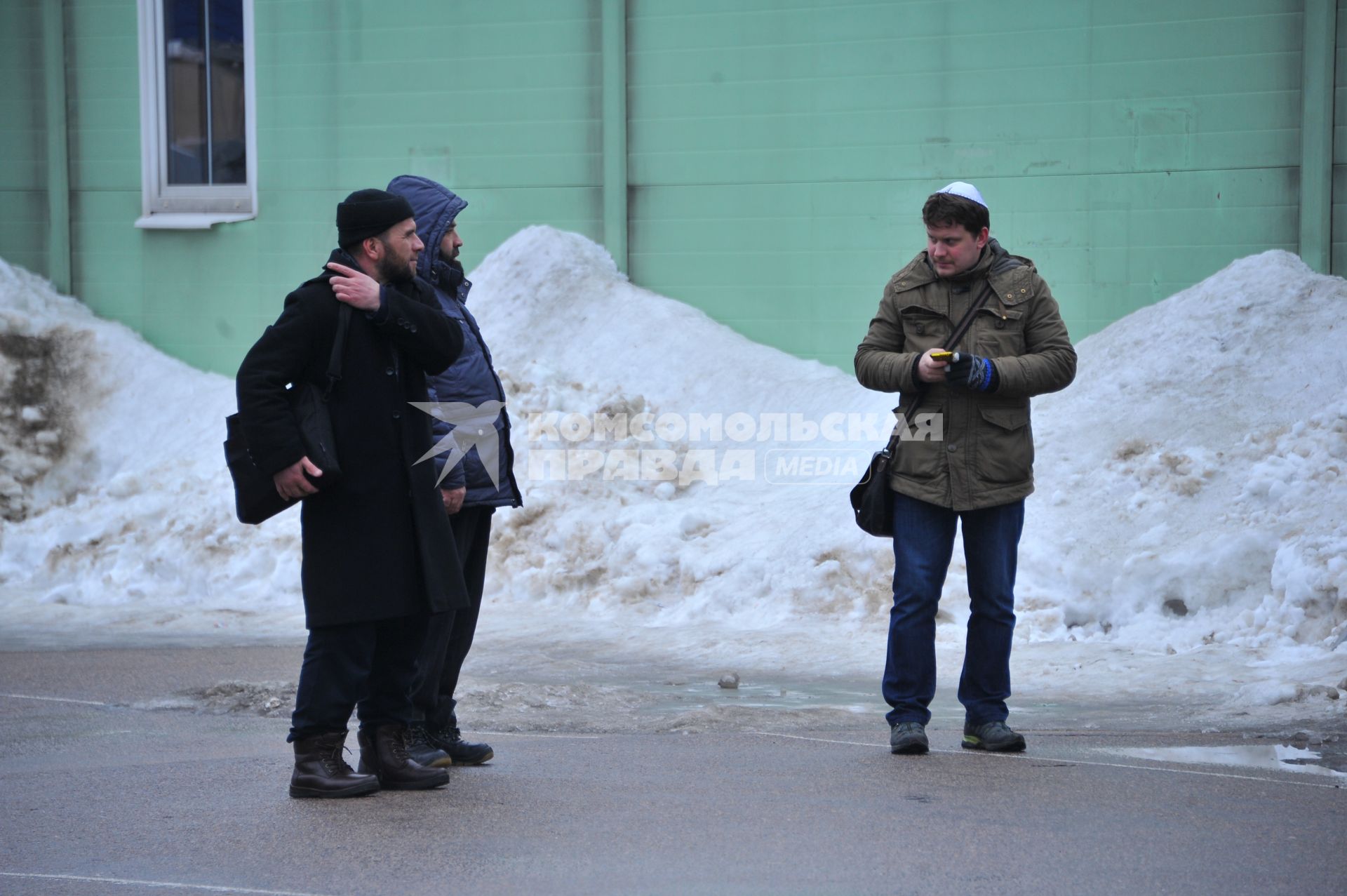 Москва. Корреспондент КП Олег Адамович в кипе идет по улице.